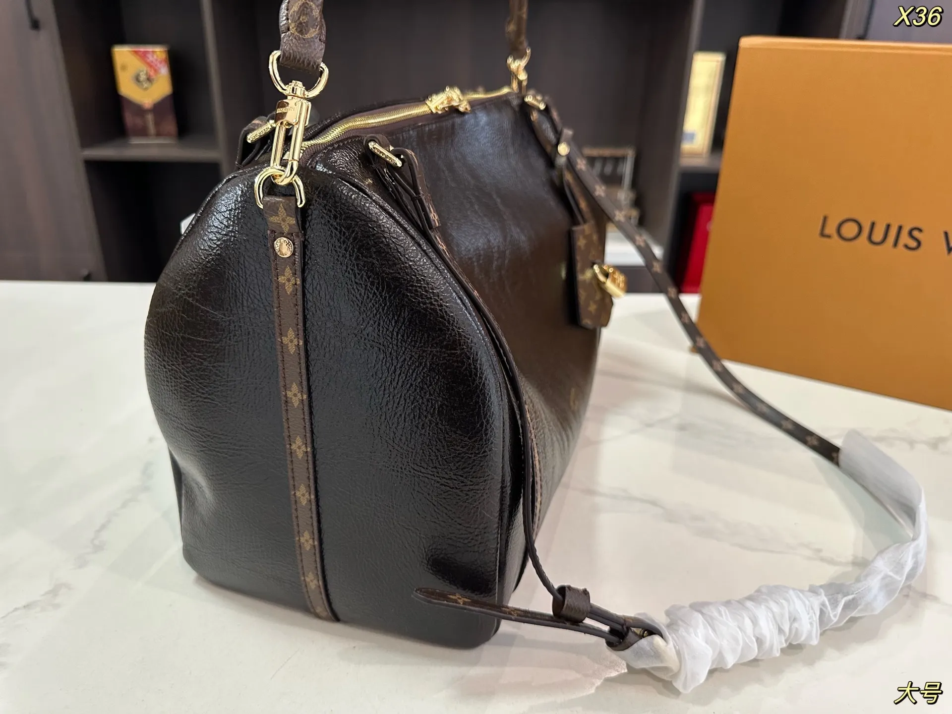 LV 斜挎包 轻便斜挎款