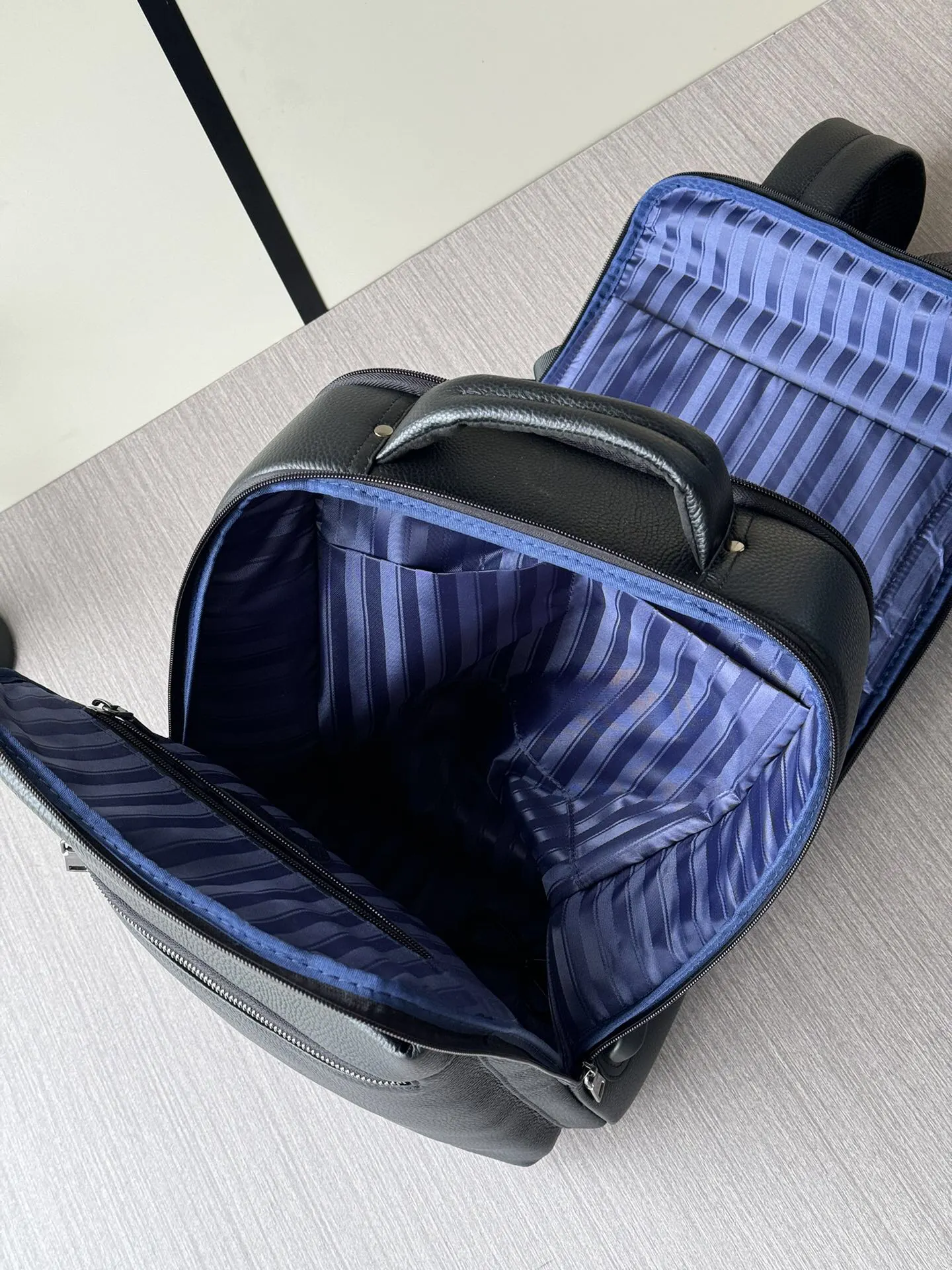 Prada 黑色 小牛皮 行李箱 旅行拉杆款 輕便出行款(數字9) Prada 黑色 小牛皮 行李箱 旅行拉杆款 輕便出行款(數字9)