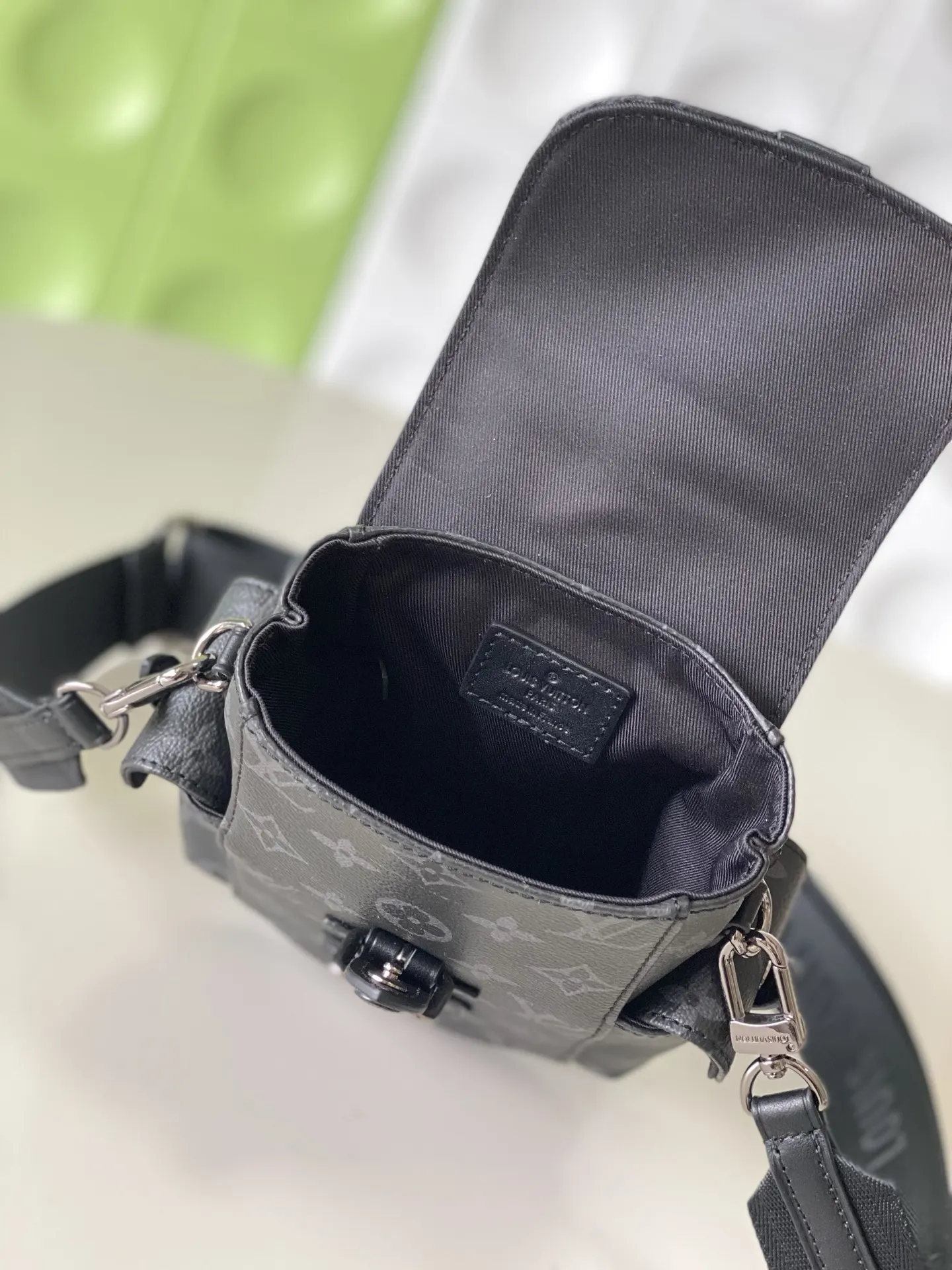 LV 可拆卸肩带与 形环增添斜挎选择 亦可作單肩包 雙肩包 实用雙肩款(數字9) LV 可拆卸肩带与 形环增添斜挎选择 亦可作單肩包 雙肩包 实用雙肩款(數字9)