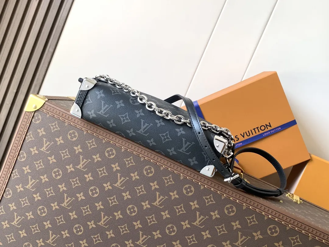 牛皮 柔软廓形囊括充裕空间 lock 锁扣 硬箱包角和 链条包 精致链条款