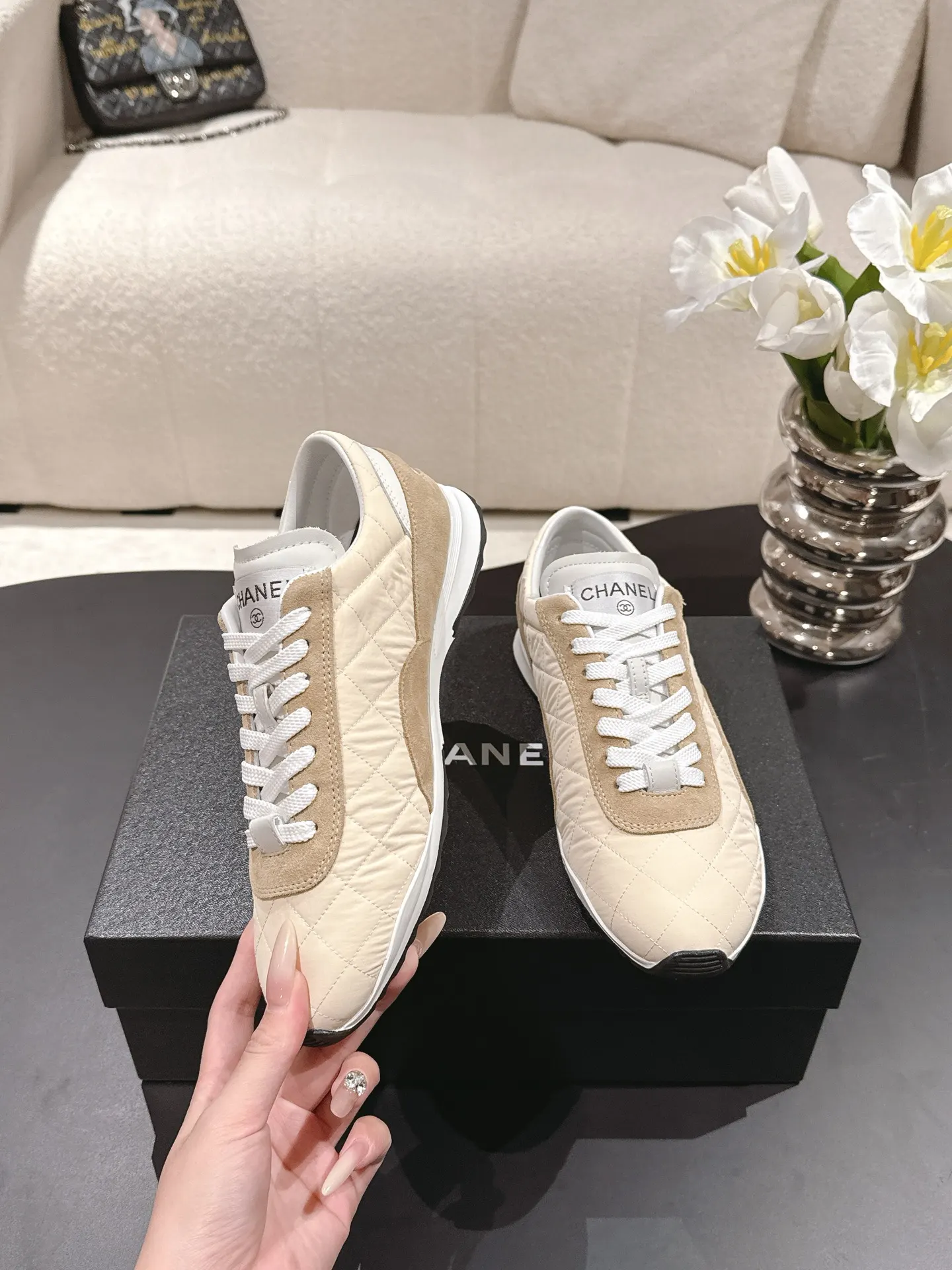 CHANEL 白黑拼色羊皮休闲鞋 复古款