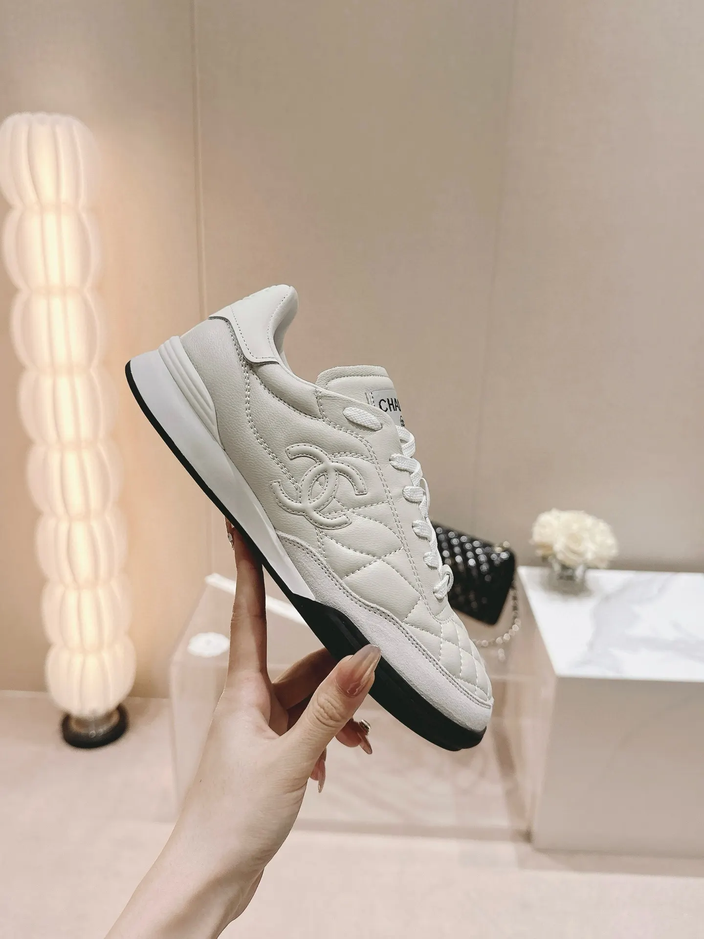 Chanel 白色羊皮休闲鞋 链条细节