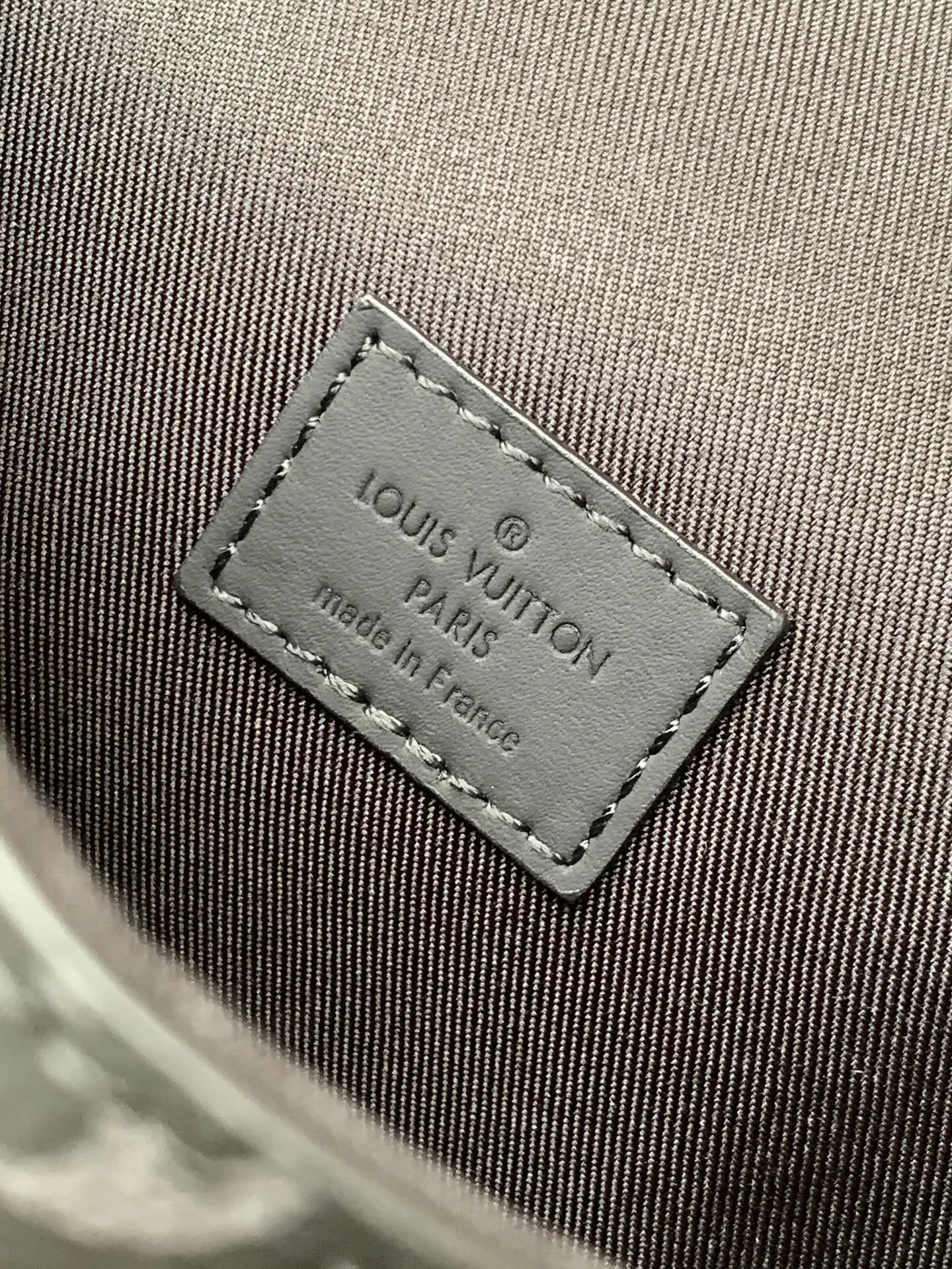 LV 黑色壓紋鏈條郵差包 單肩斜挎款(數字18) LV 黑色壓紋鏈條郵差包 單肩斜挎款(數字18)