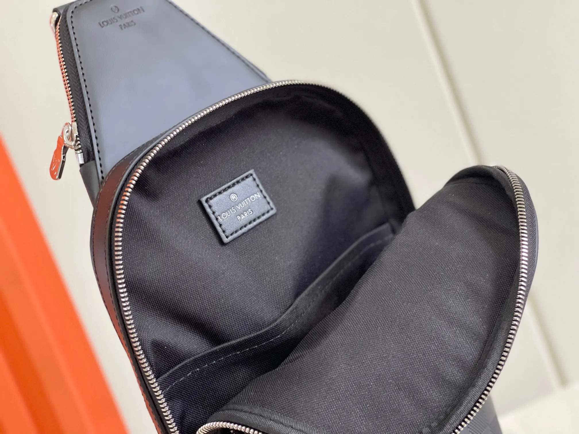Damier 可调节肩带可通过 形环固定于左右两侧 单肩包 日常单肩背款