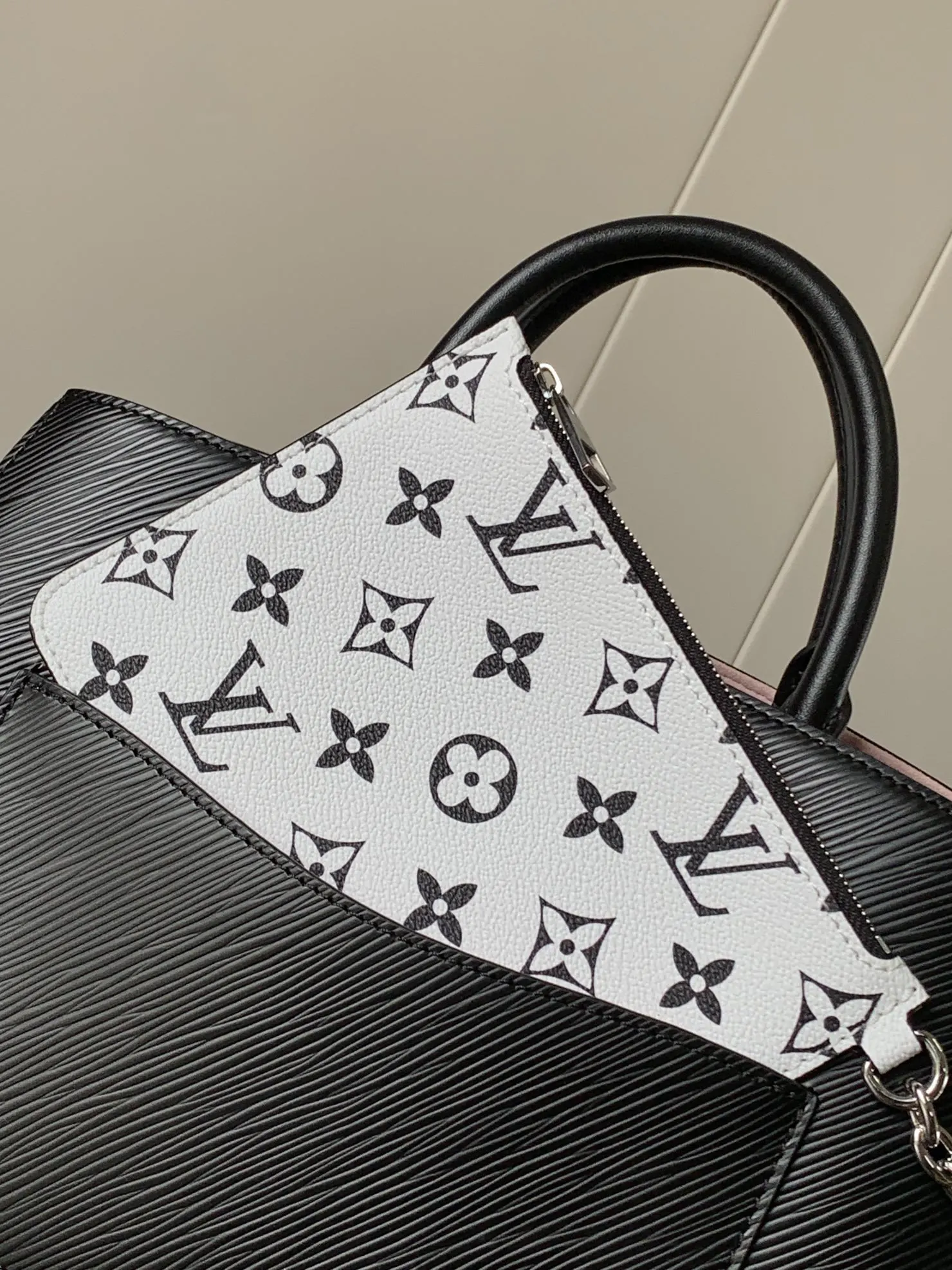 LV black and white color scheme messenger bag Image 8 LV black and white color scheme messenger bag Image 8