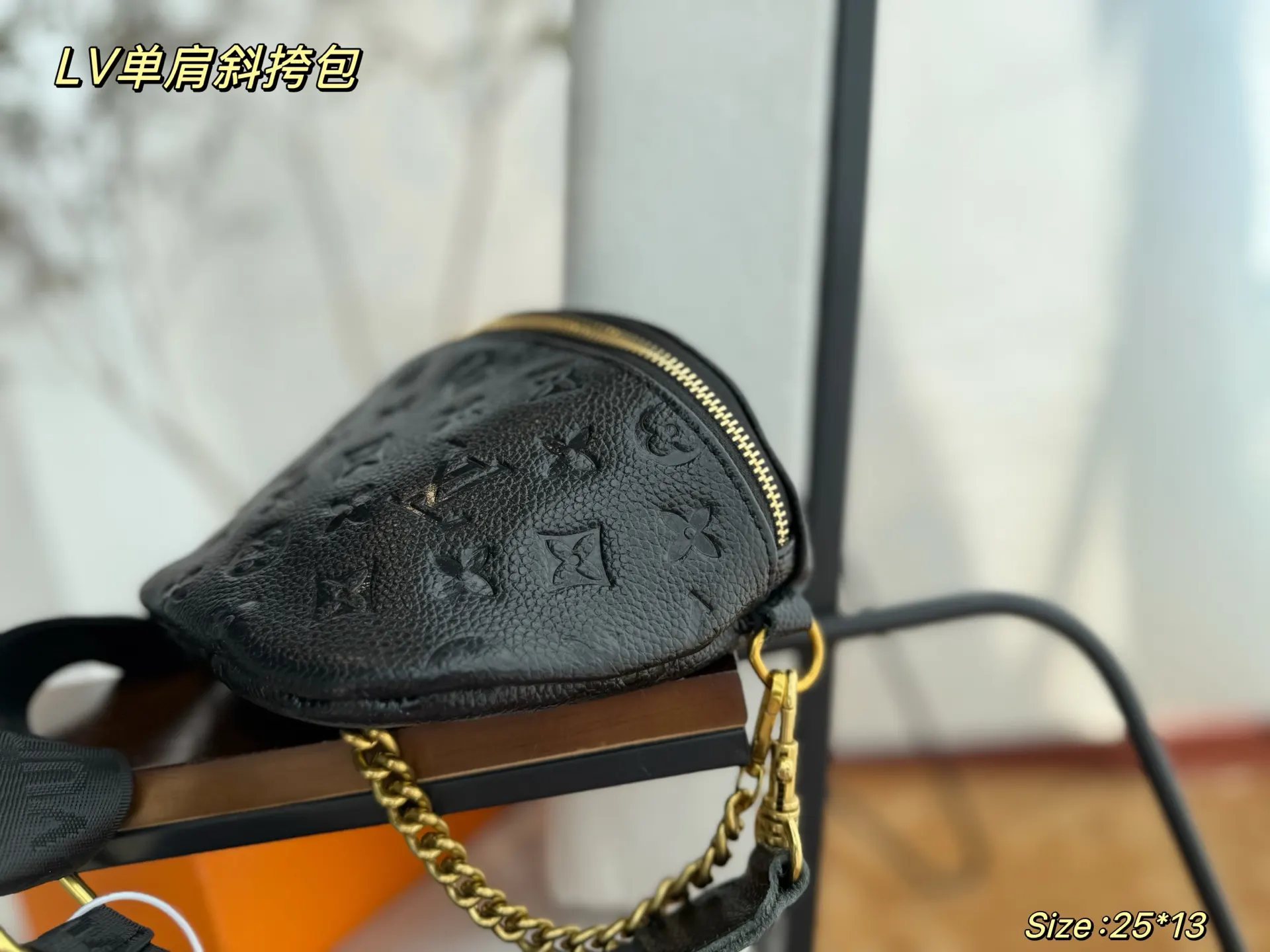 LV 黑色 装 Bu ag全皮压花黑色 最近 火的Bum 斜挎包 轻便斜挎款