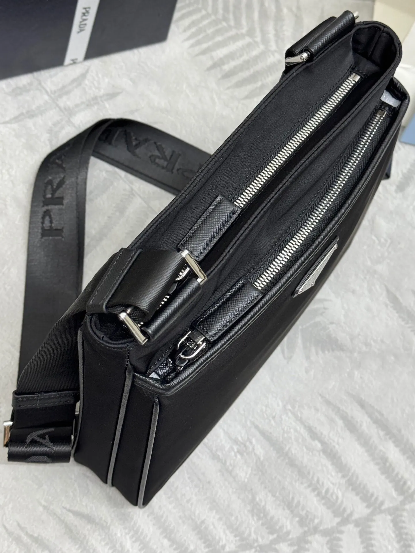Prada Re-Nylon 2VH118 皮革 Saffiano 十字紋 單肩包