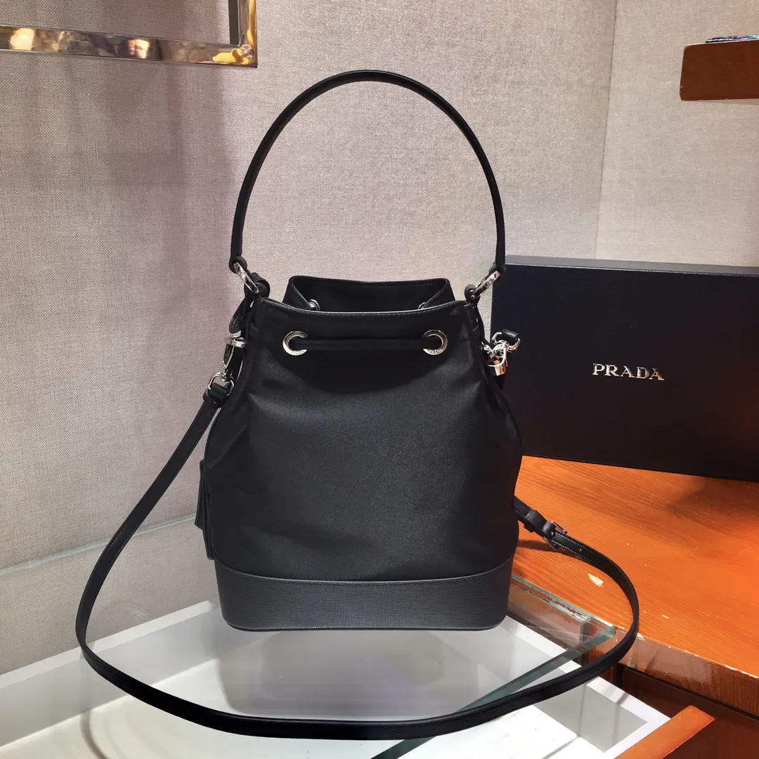 PRADA 1BE055 Re-Nylon尼龙 Saffiano十字纹牛皮 水桶包 日常通勤款