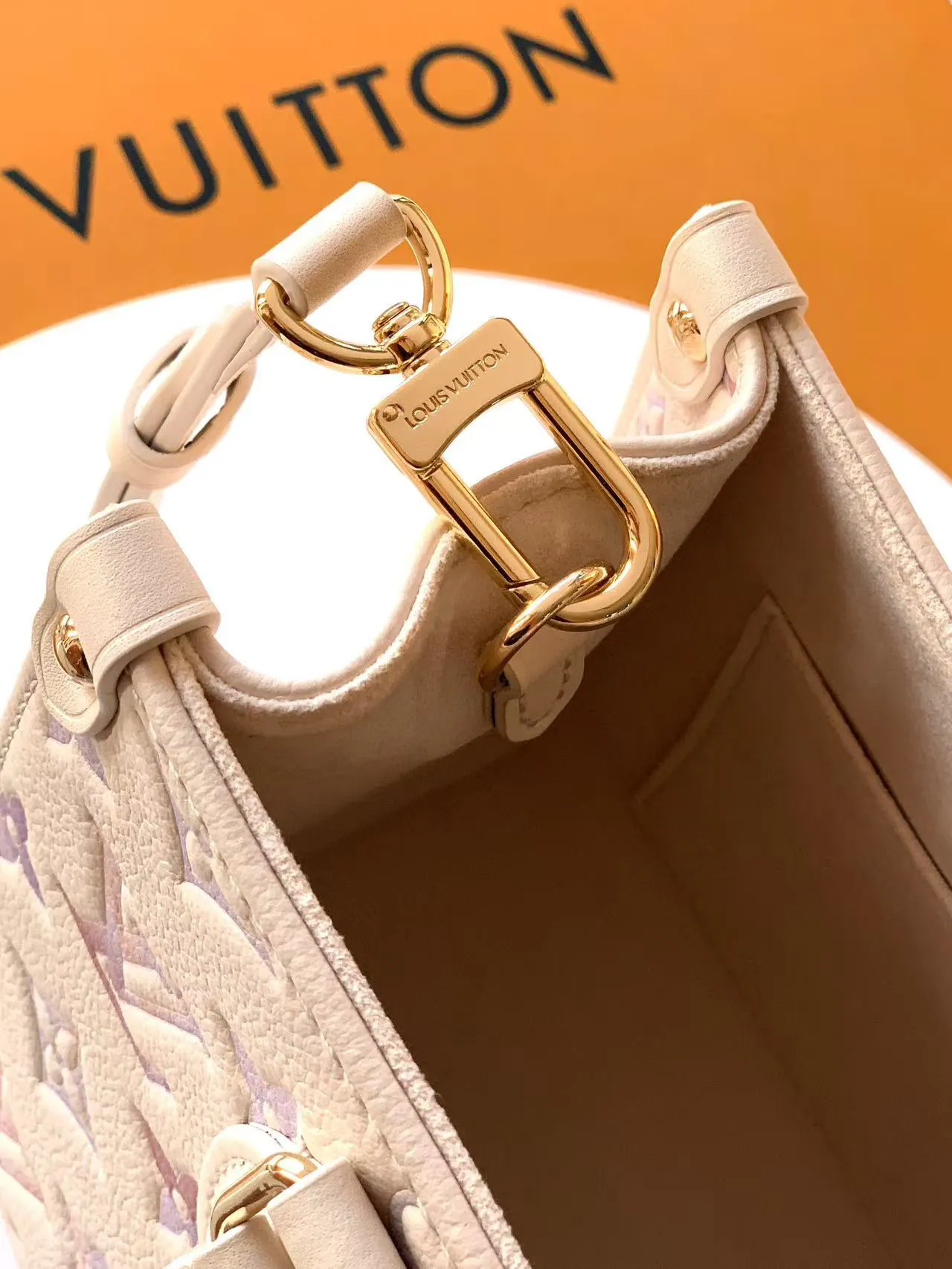 LV Onthego淺色托特包(數字6) LV Onthego淺色托特包(數字6)