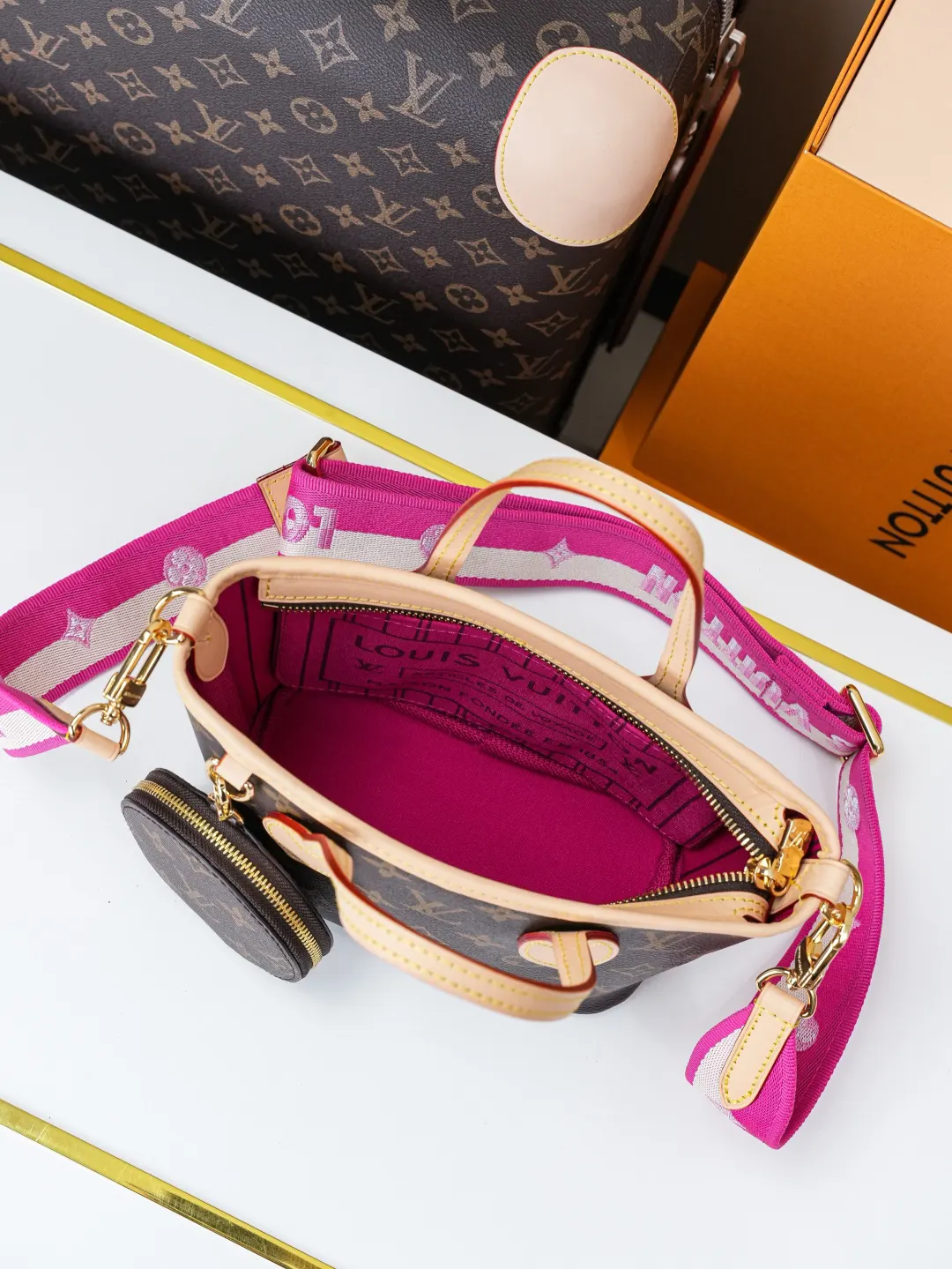 LV Neverfull tote bag, high-capacity commuter model Image 8 LV Neverfull tote bag, high-capacity commuter model Image 8