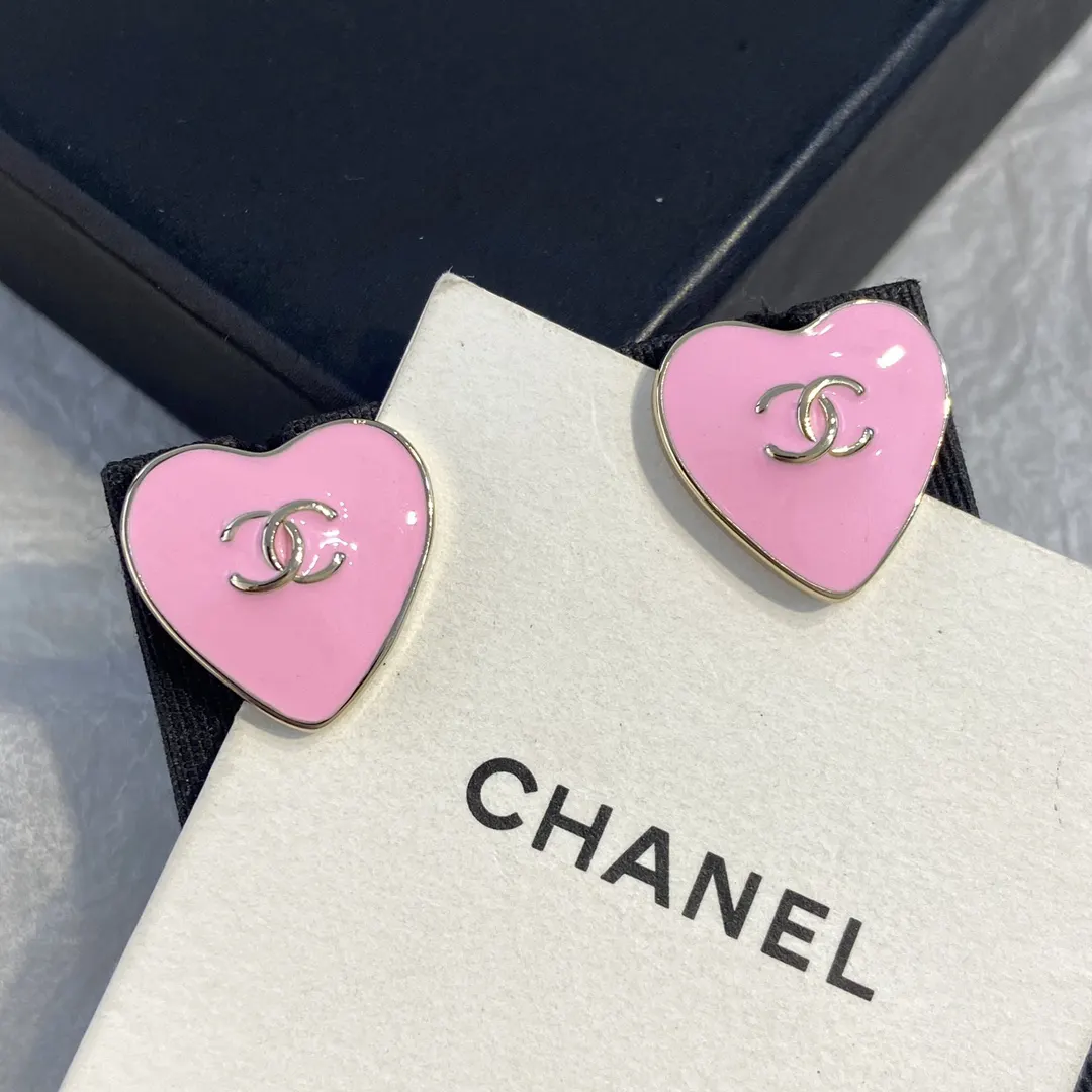 Chanel 粉色 双C 爱心 耳钉 小巧点缀 耳饰