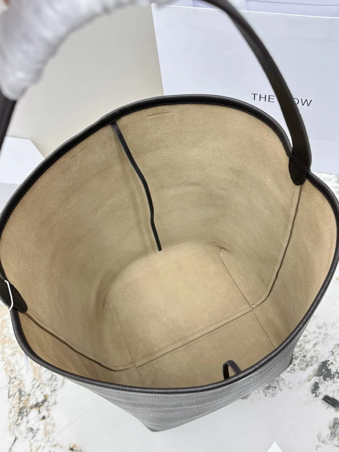 小牛皮 大容量轻便水桶手提包 可腋下可手提 简约而不张扬 托特包 大容量托特款