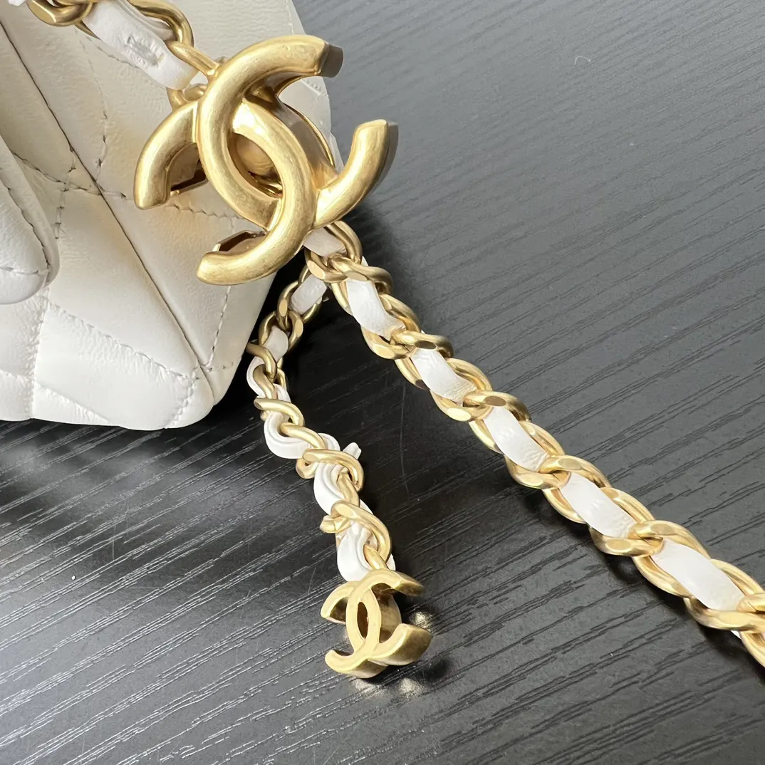 CHANEL 白色小羊皮菱格链条包 经典款