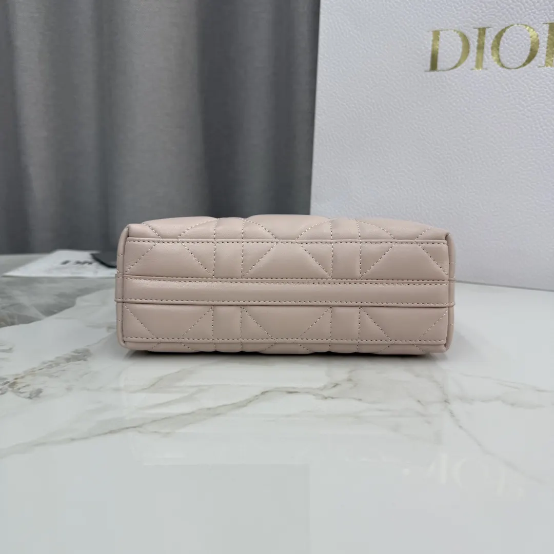 Dior Caro 白色 鏈條包(數字8) Dior Caro 白色 鏈條包(數字8)