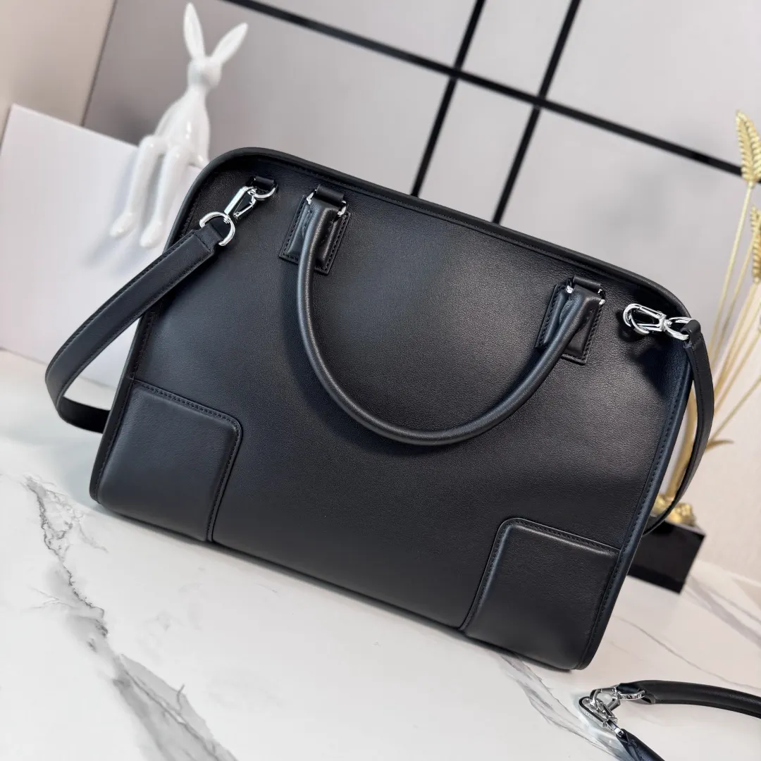 Loewe 牛皮 斜挎包 轻便斜挎款