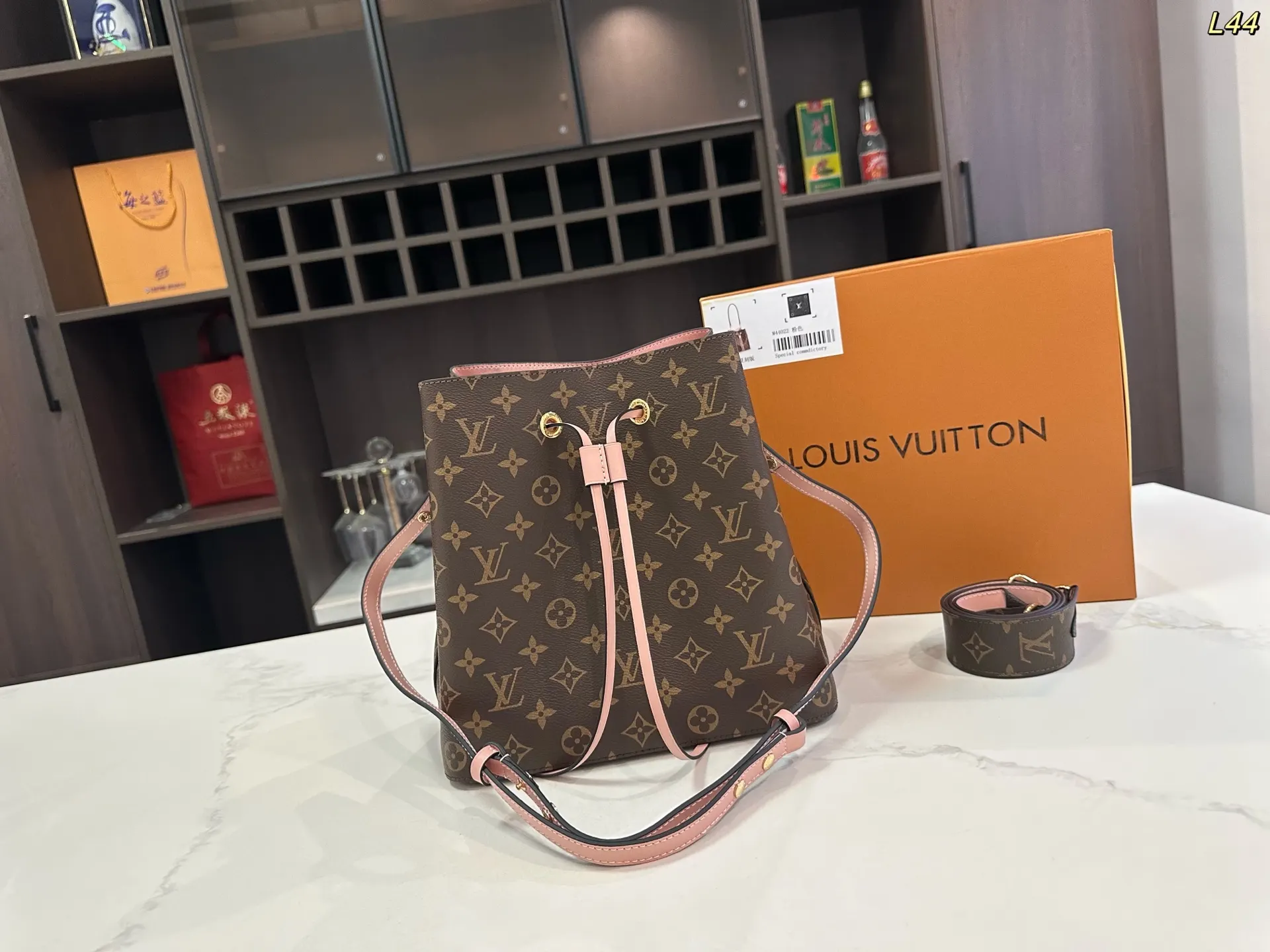 LV 小牛皮 钢五金 水桶包 休闲水桶款