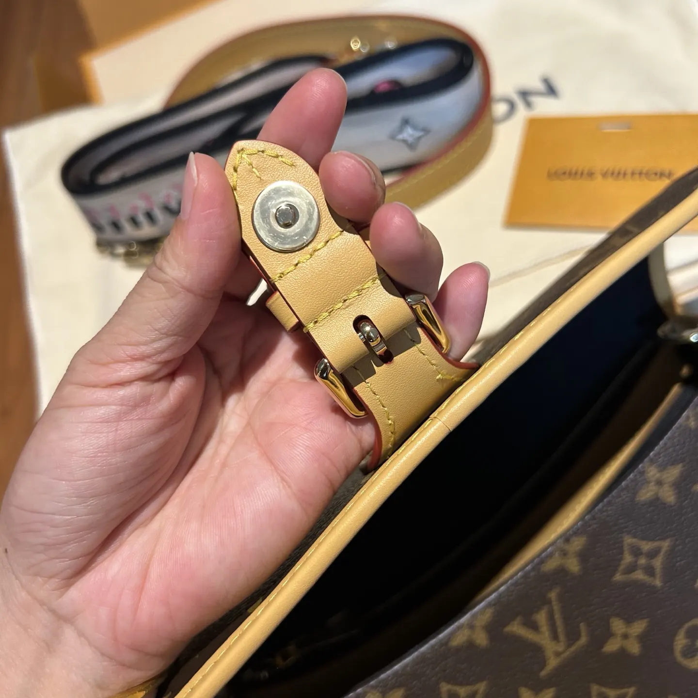 牛皮 它环保自然 会随时间 养色 变深 呈现迷人光泽 但易 腋下包 復古腋下背款