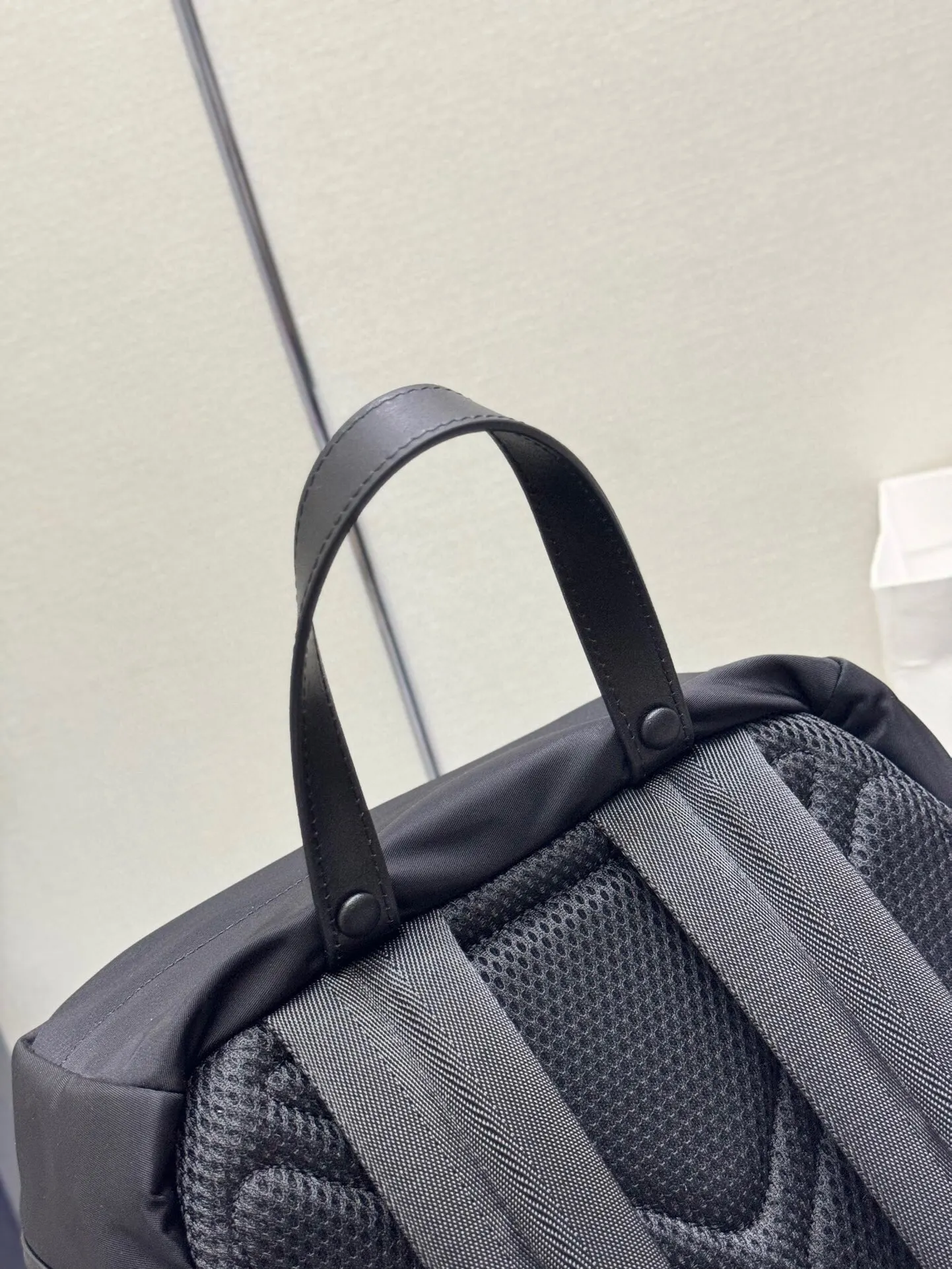 Prada 尼龙 牛皮 双肩背包 轻便实用