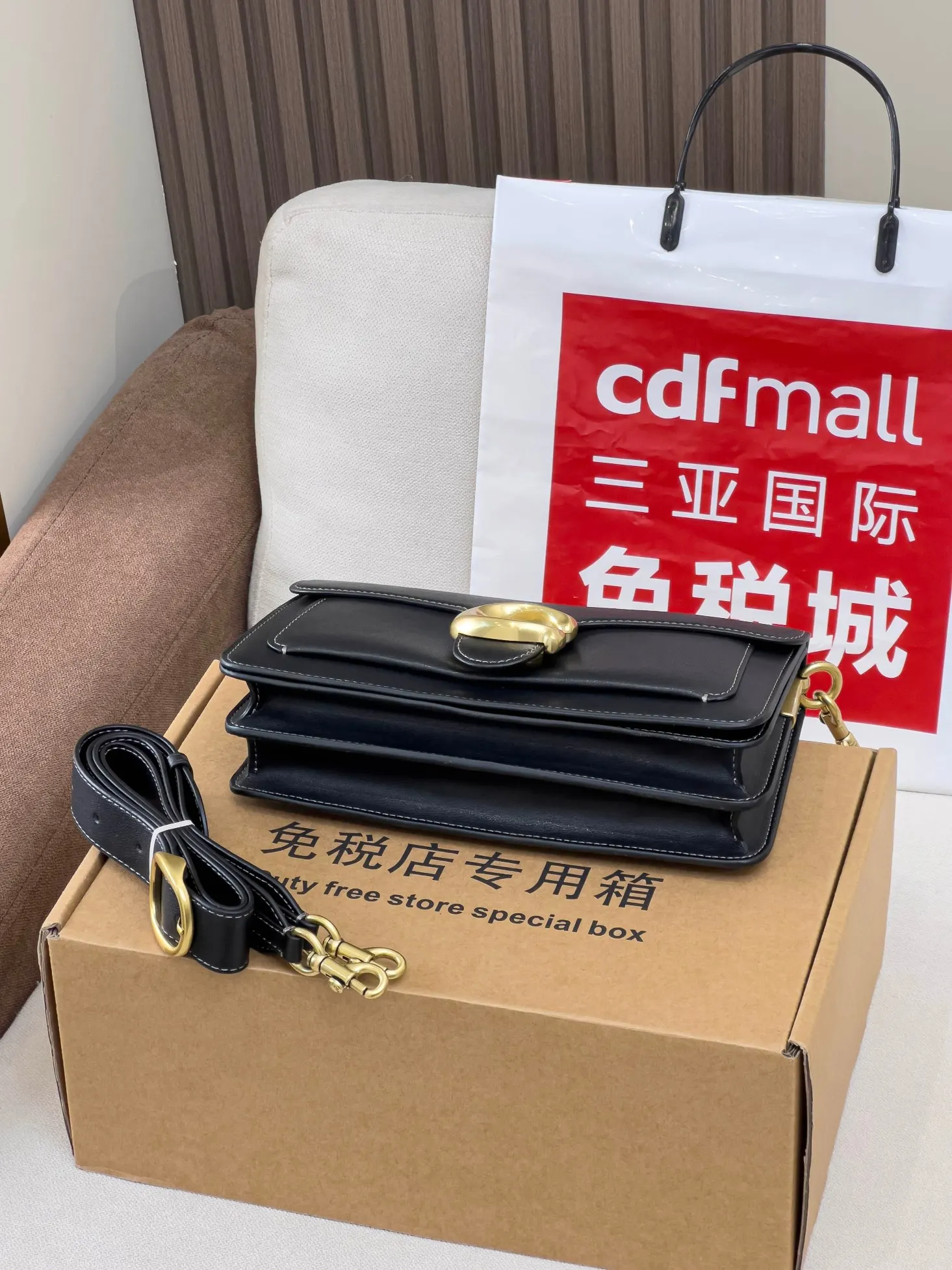 Coach 增加了内里隔层 皮质质感也跟着升级 手感软呼呼 质感 腋下包 复古腋下背款