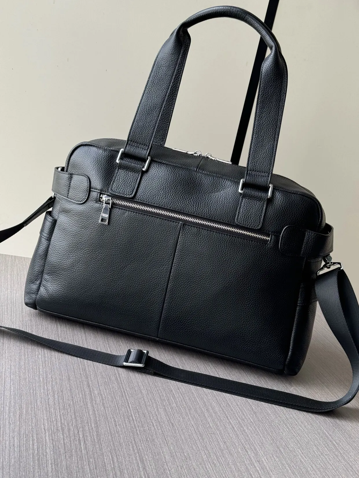 PRADA 黑色 牛皮 Logo 旅行包 轻便实用款