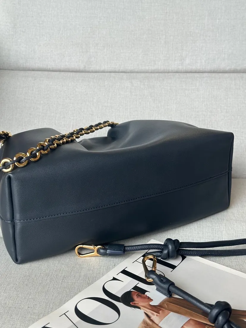 Loewe 羊皮 手袋为新 特别系列作品 鏈條包 精致鏈條款
