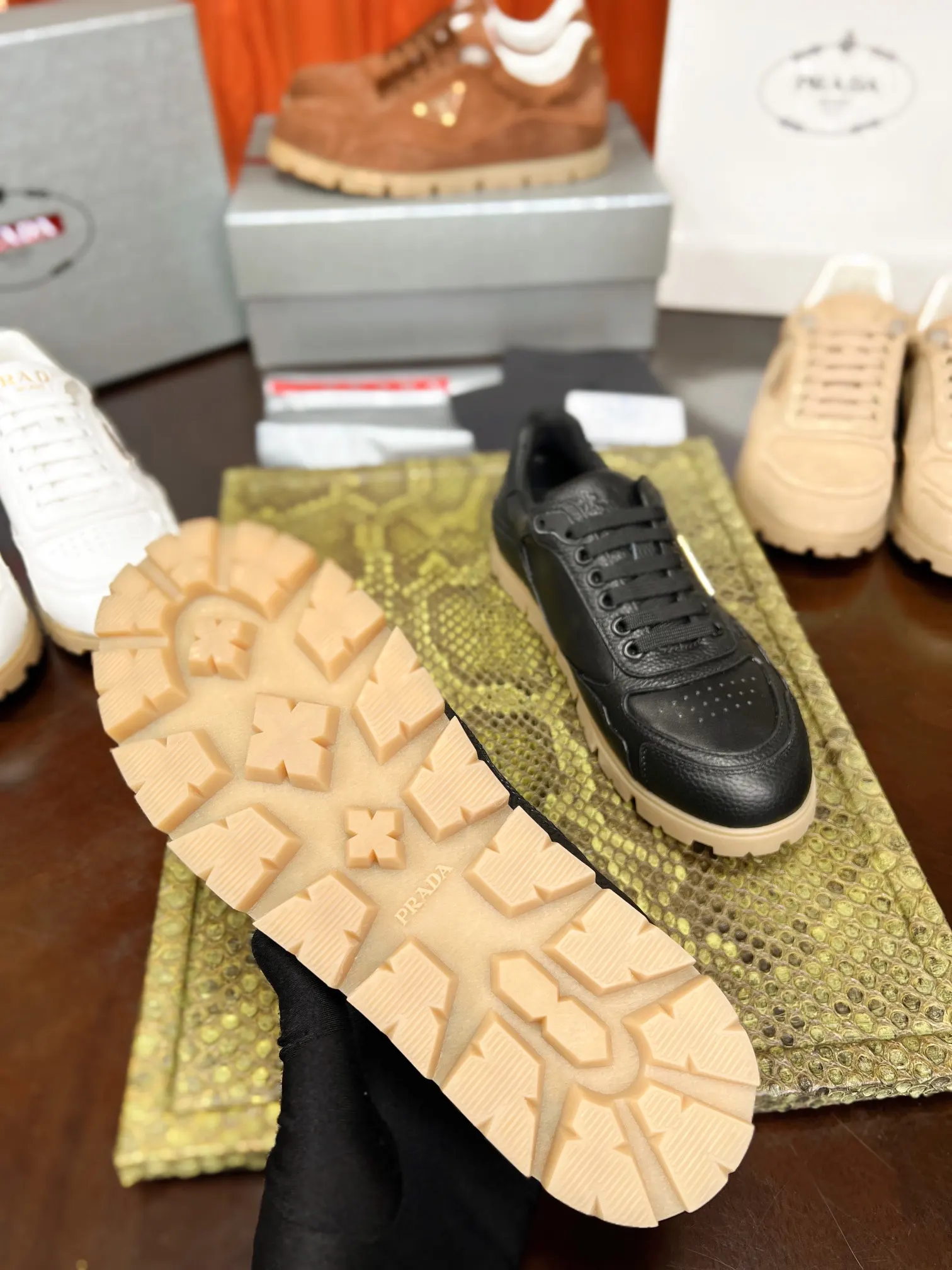 Prada 牛皮 休闲鞋 舒适