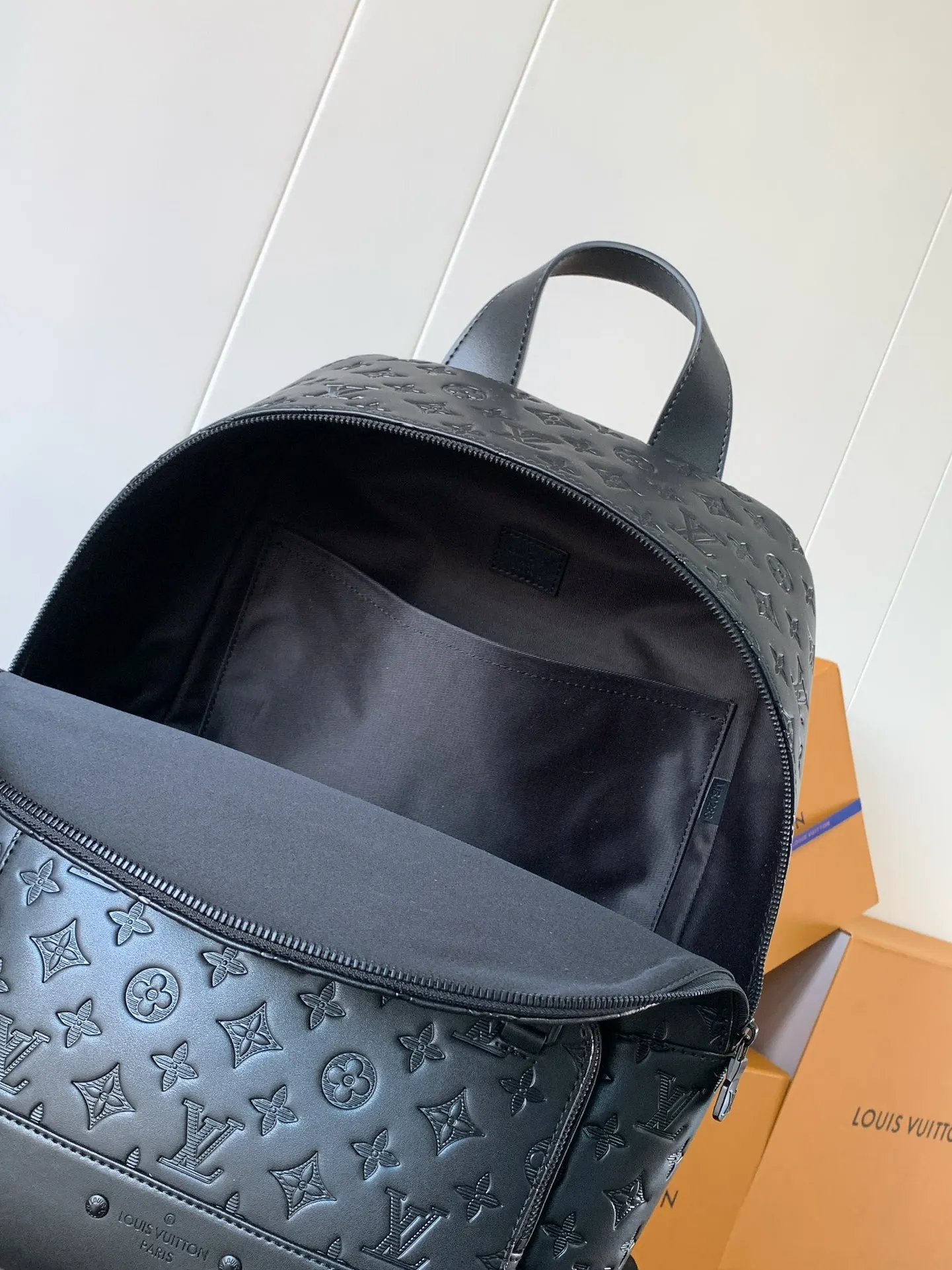 LV 黑色 小牛皮 黑压 本款赛车背包散发出运动时 双肩包 实用双肩款