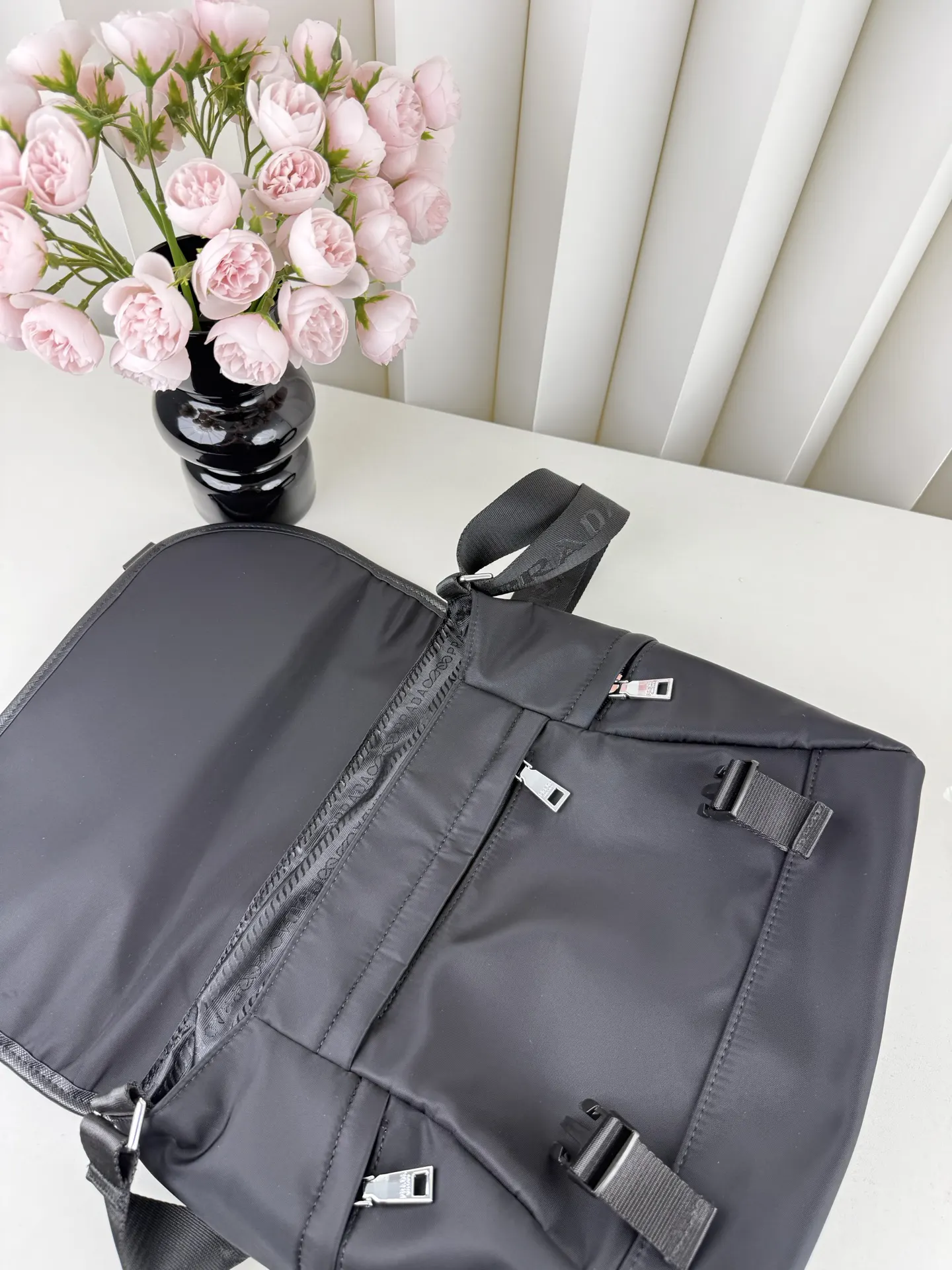 Prada Re-Nylon 尼龙 牛皮 邮差包 斜挎包