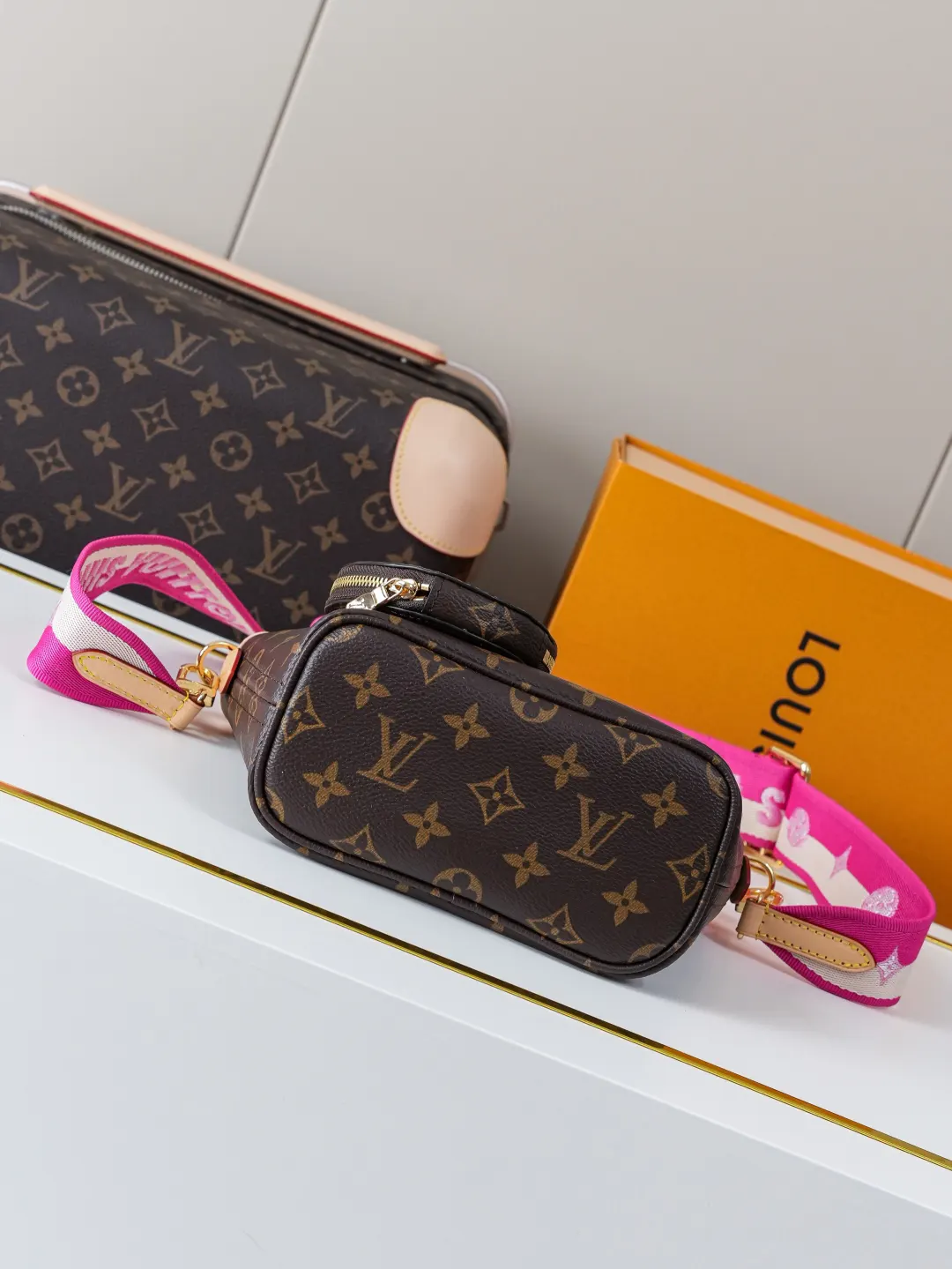 LV Neverfull tote bag, high-capacity commuter model Image 7 LV Neverfull tote bag, high-capacity commuter model Image 7