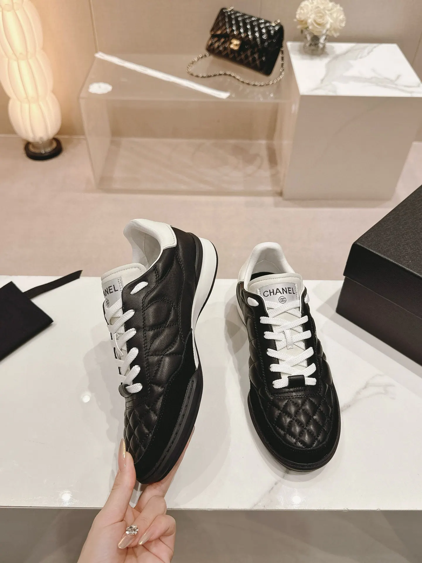 CHANEL 黑白拼色羊皮休闲鞋 厚底低帮款
