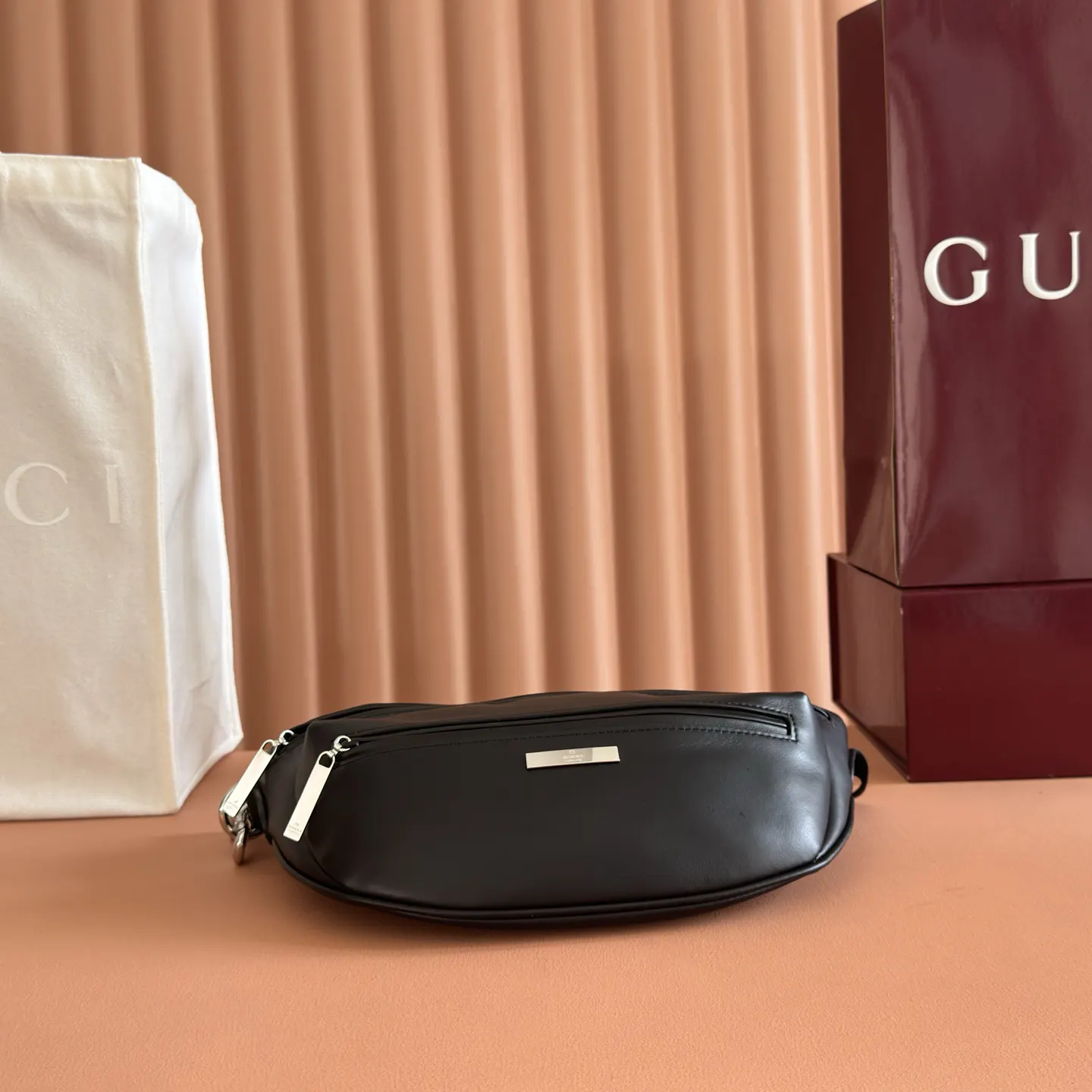 Gucci 黑色 银色 受品牌标志性造型启发 全新包袋系列通过现代视角焕然重 斜挎包 轻便斜挎款
