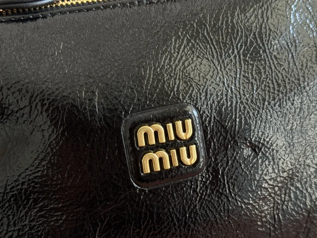 Miu 漆皮 腋下包 复古腋下背款