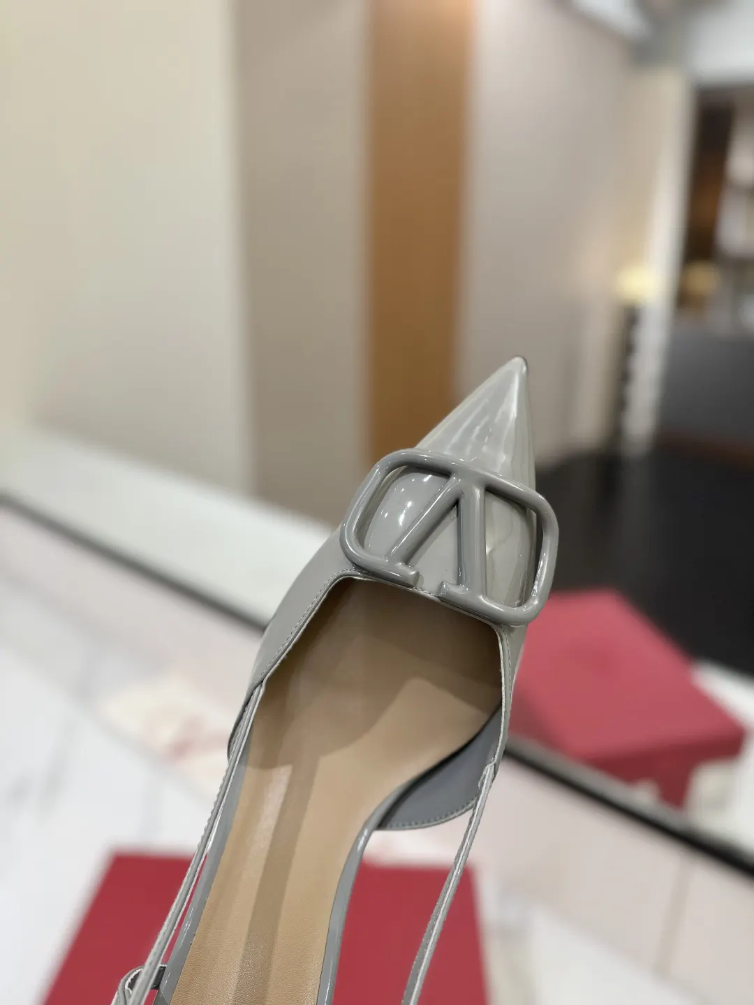 Valentino 拖鞋 轻便舒适款