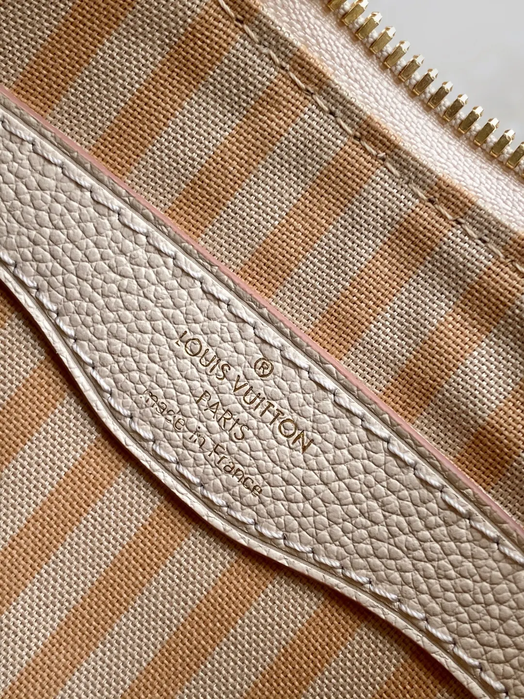 LV 牛皮 灵巧构型实现多种背携方式 内贴袋可轻松收納智能手机 鏈條包 精致鏈條款(數字9) LV 牛皮 灵巧构型实现多种背携方式 内贴袋可轻松收納智能手机 鏈條包 精致鏈條款(數字9)