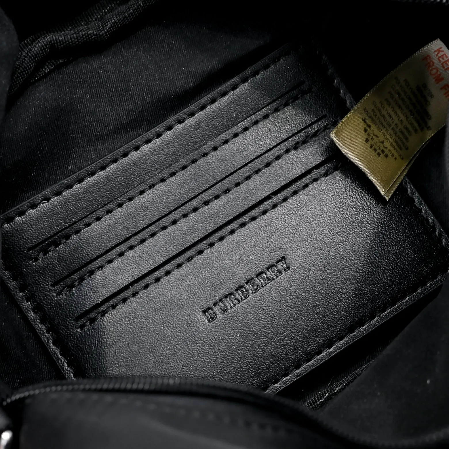 Burberry 帆布 斜挎包 轻便斜挎款