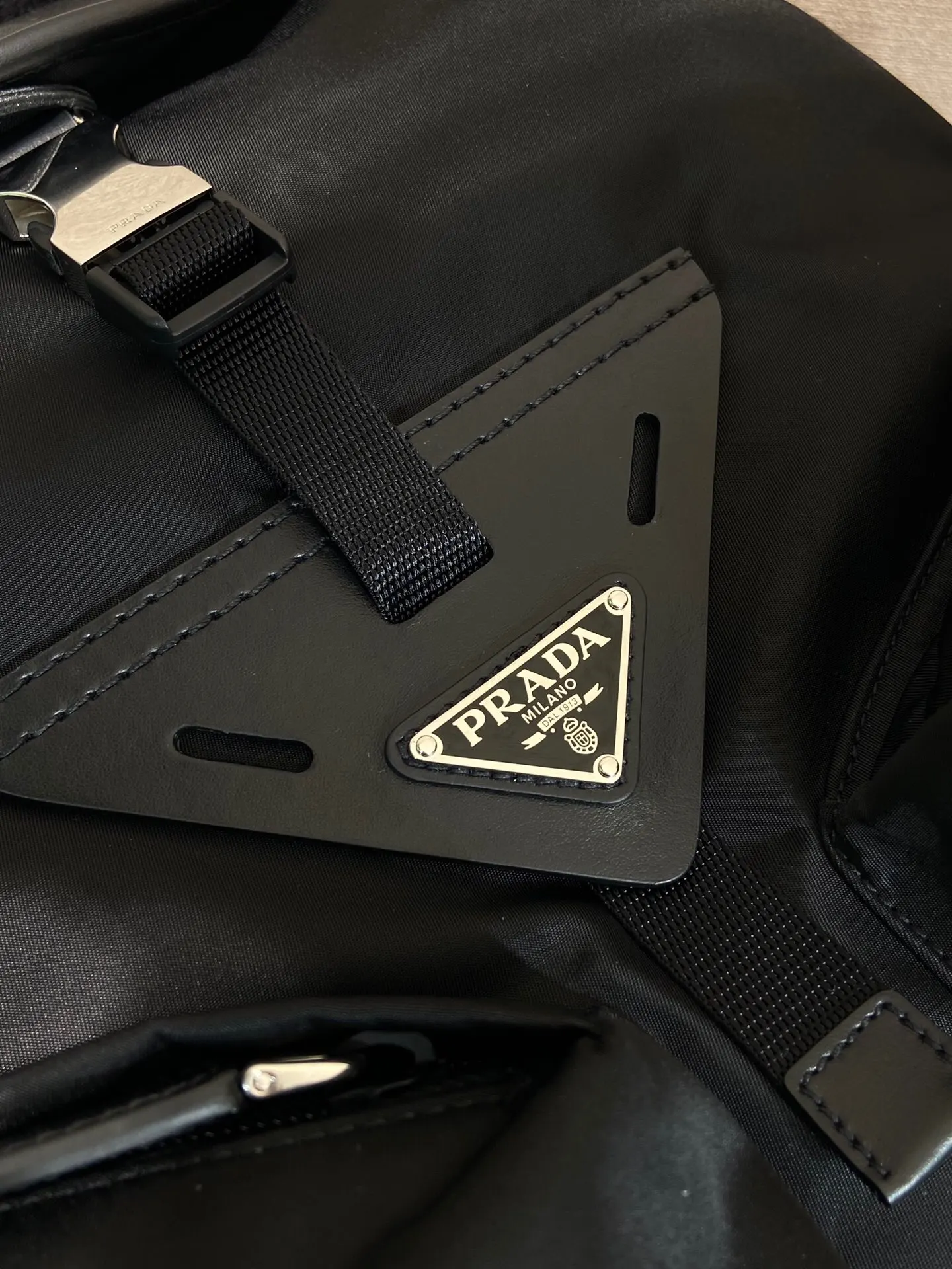 Prada 尼龙 牛皮 双肩背包 轻便实用