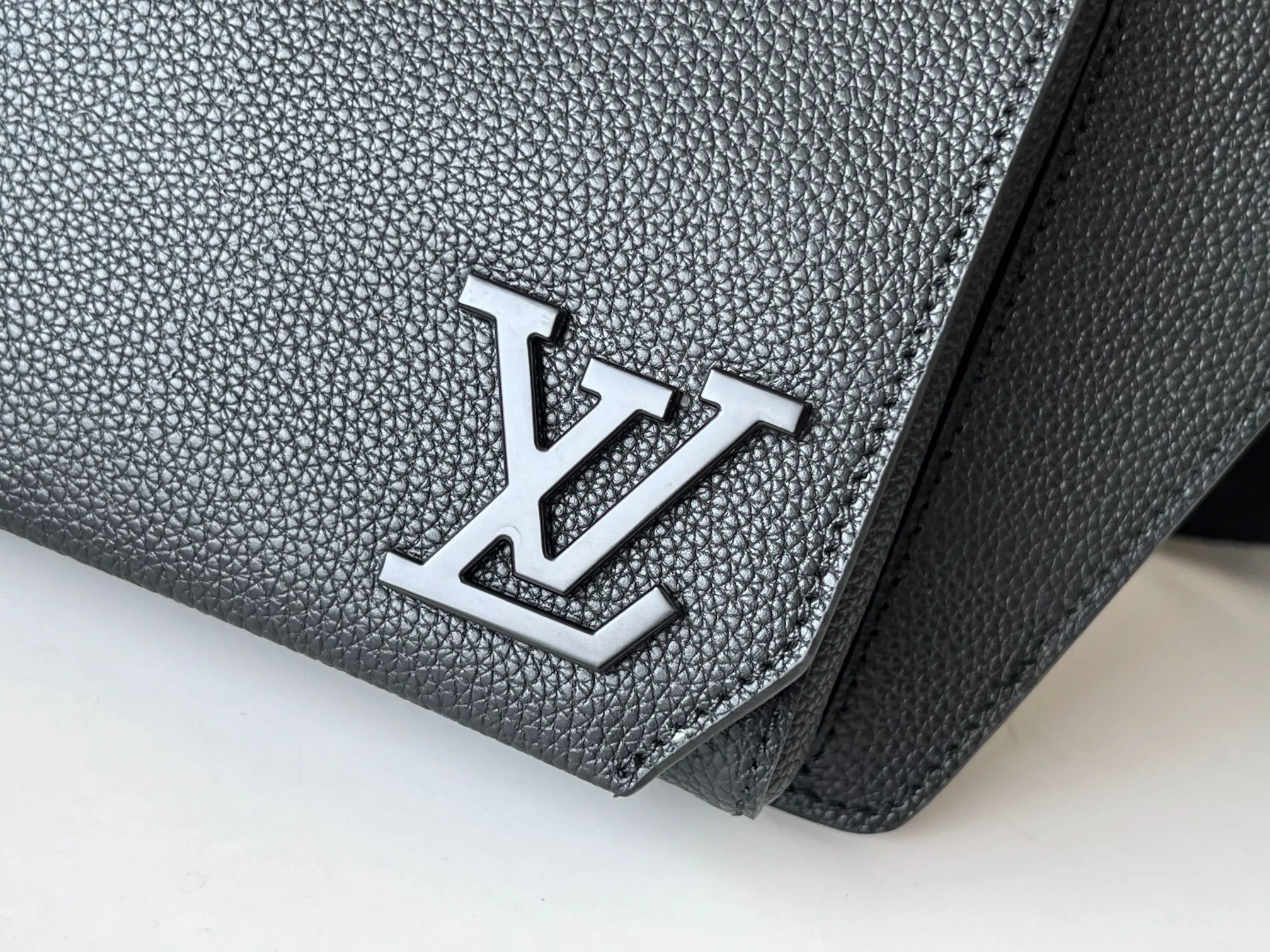 LV 小牛皮 钝角翻盖和磁扣开启充裕主隔层 拉链袋再添一重保护 腰包 休闲腰包款