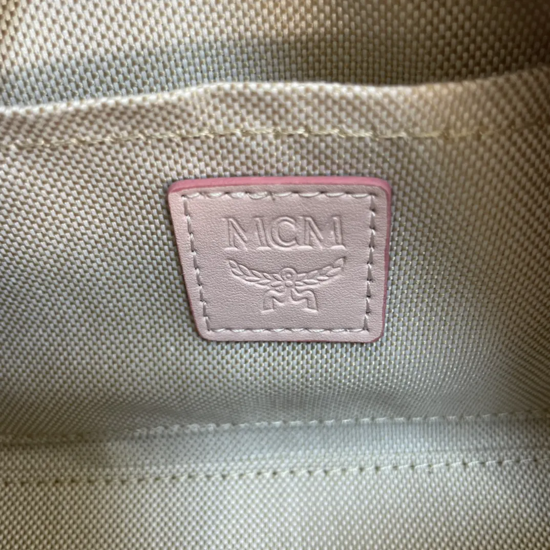 皮革 可拆卸调节的鏈條肩带为包袋的搭 带来无拘束的便携性 鏈條包 精致鏈條款