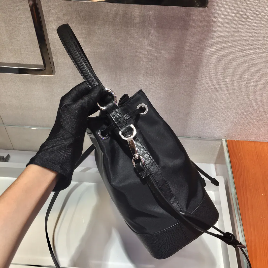 PRADA 1BE055 Re-Nylon尼龙 Saffiano十字纹牛皮 水桶包 日常通勤款