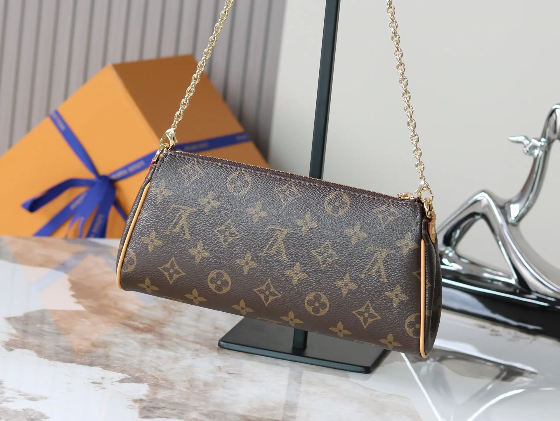 LV Pochette chain bag, shoulder crossbody Image 3 LV Pochette chain bag, shoulder crossbody Image 3
