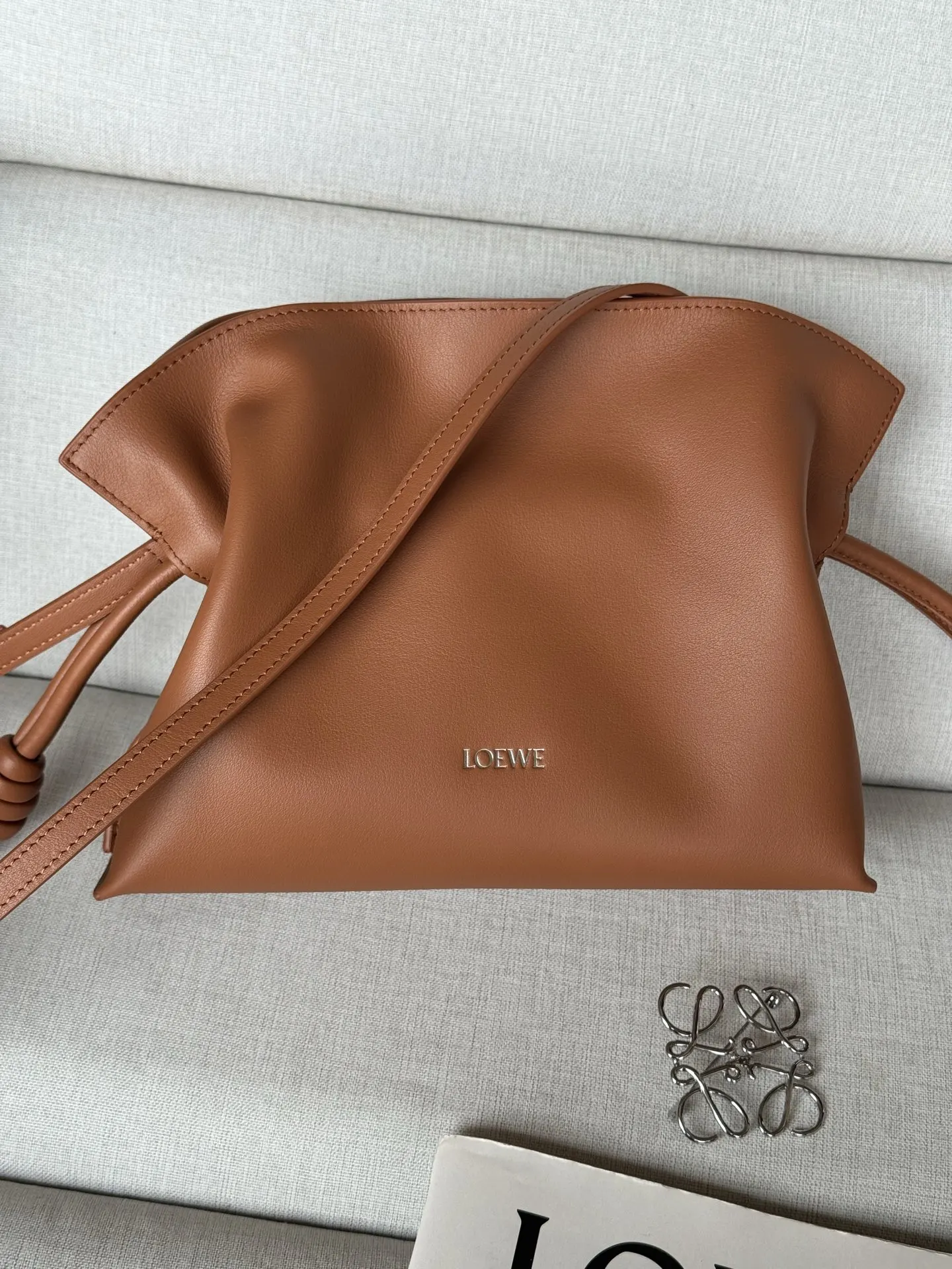 Loewe 金色 牛皮 手拿包 精致手拿款
