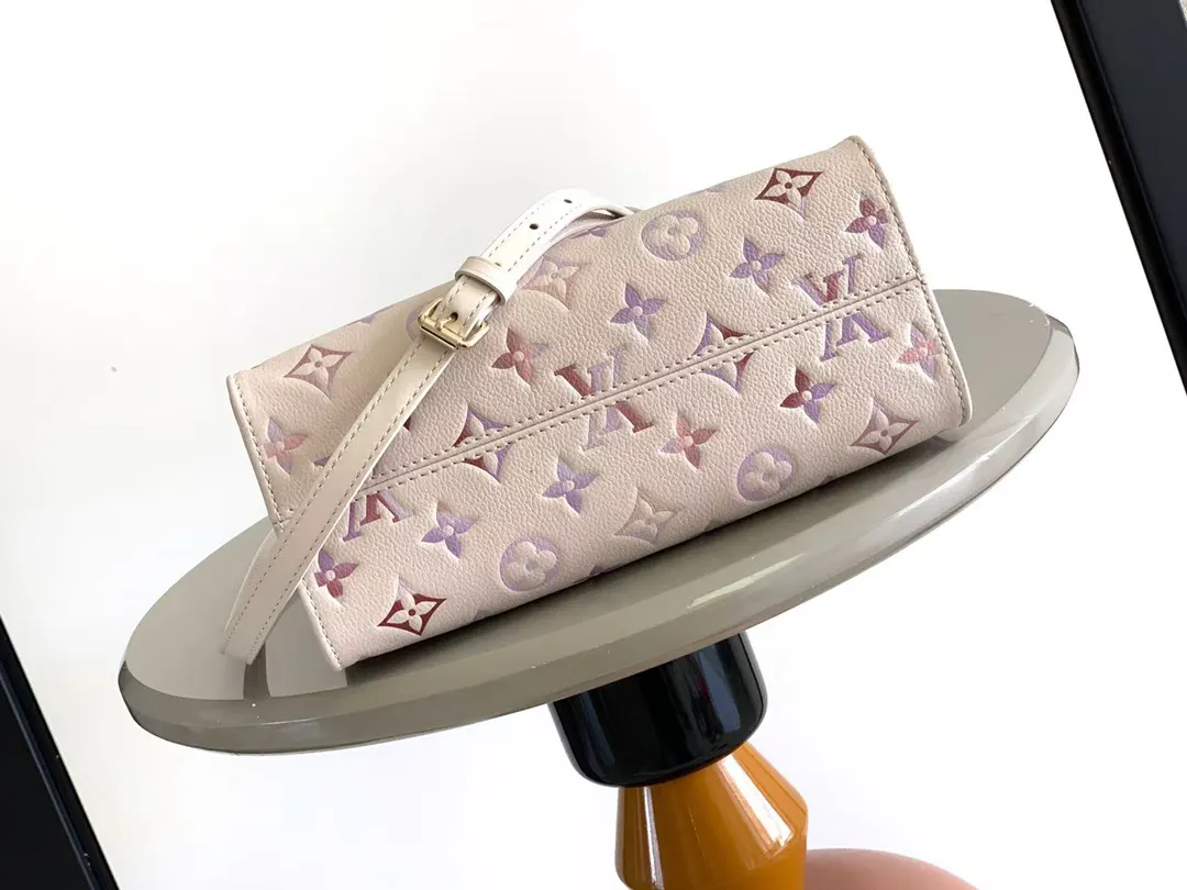 LV Onthego淺色托特包(數字4) LV Onthego淺色托特包(數字4)