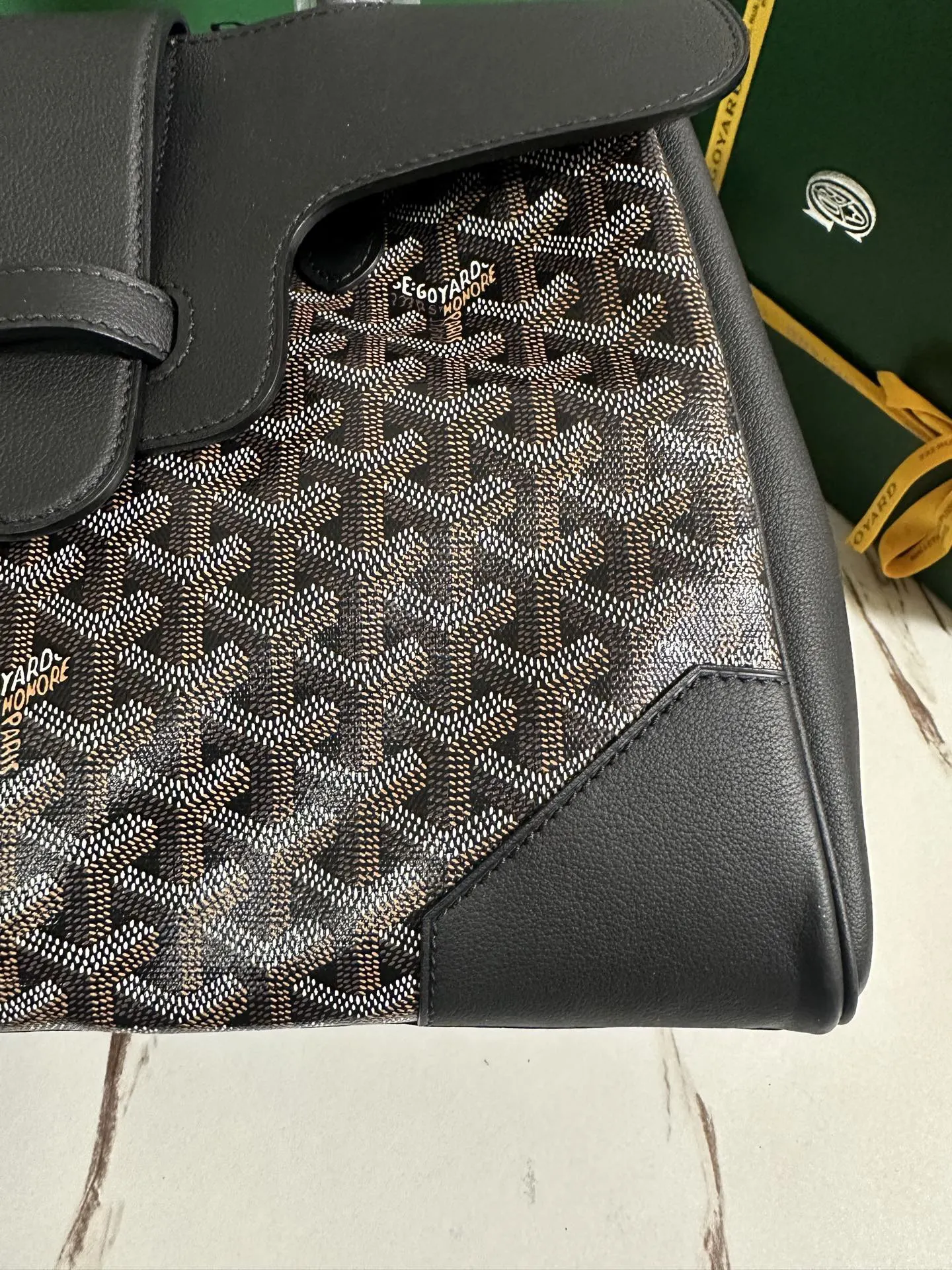 Goyard 小牛皮 无论包是打开还是合上 在内还是在外 它都能与女性生活 托特包 大容量托特款