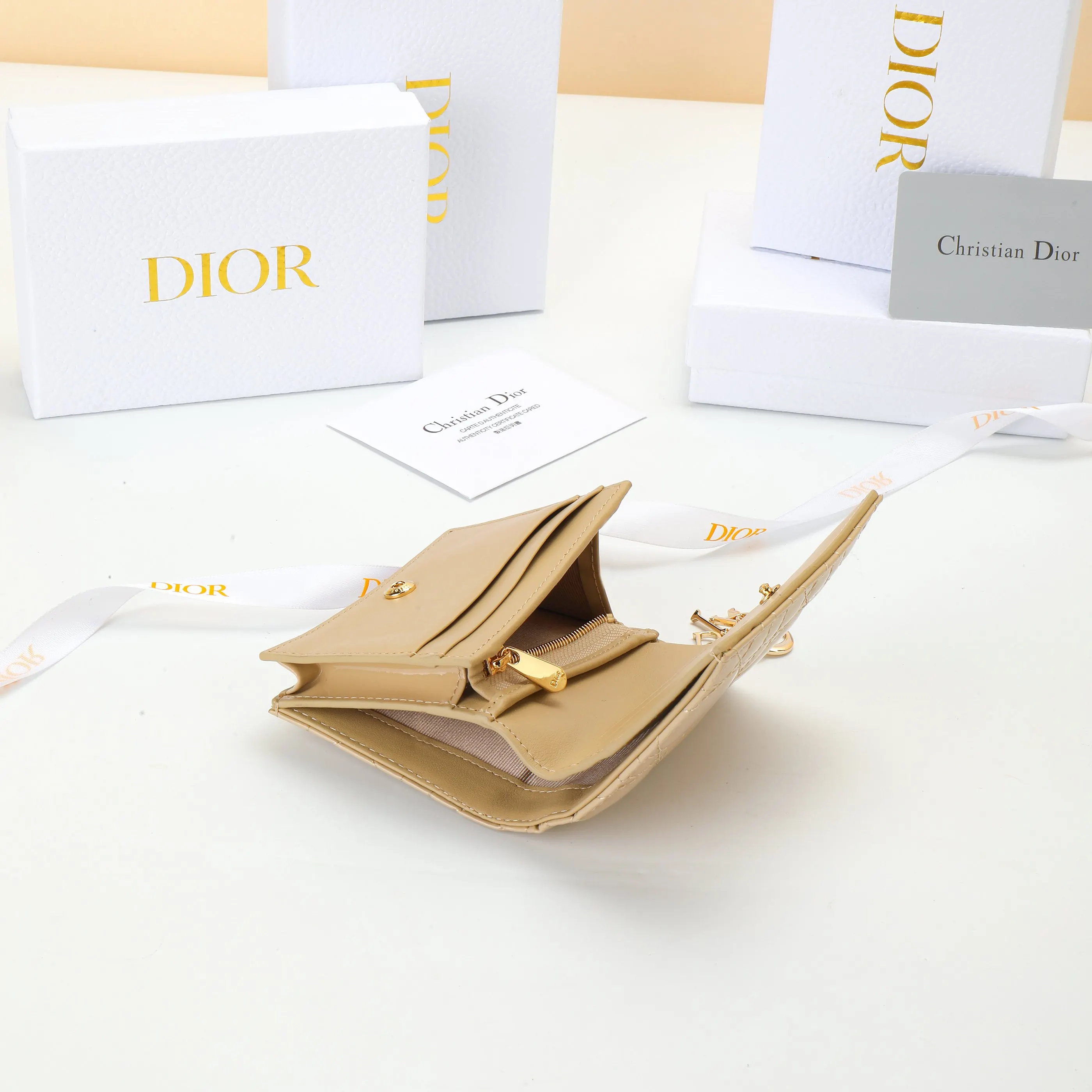 Dior 牛皮錢包 精緻配飾(數字2) Dior 牛皮錢包 精緻配飾(數字2)