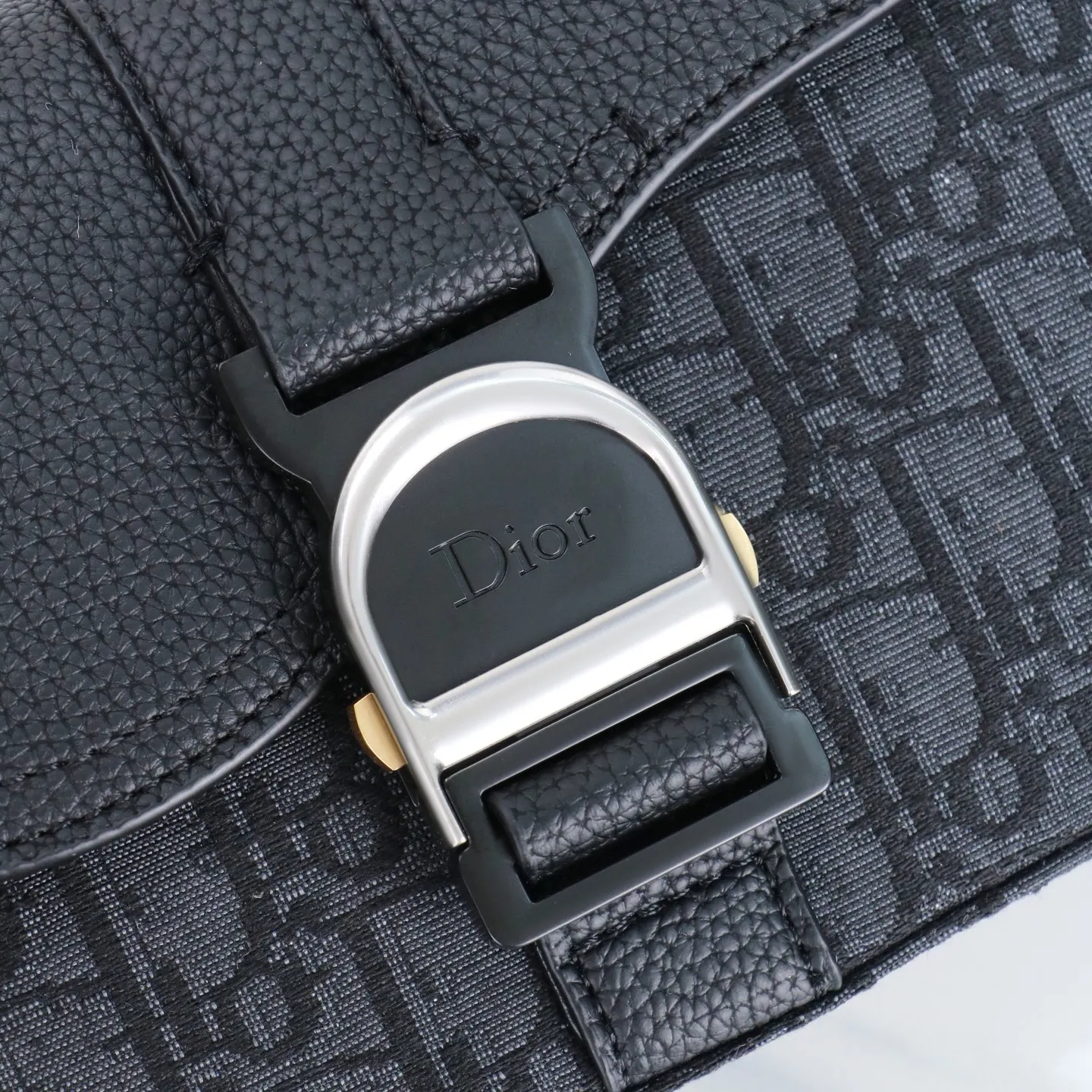 Dior Saddle 黑色牛皮翻盖信使包 宽肩带 斜挎包