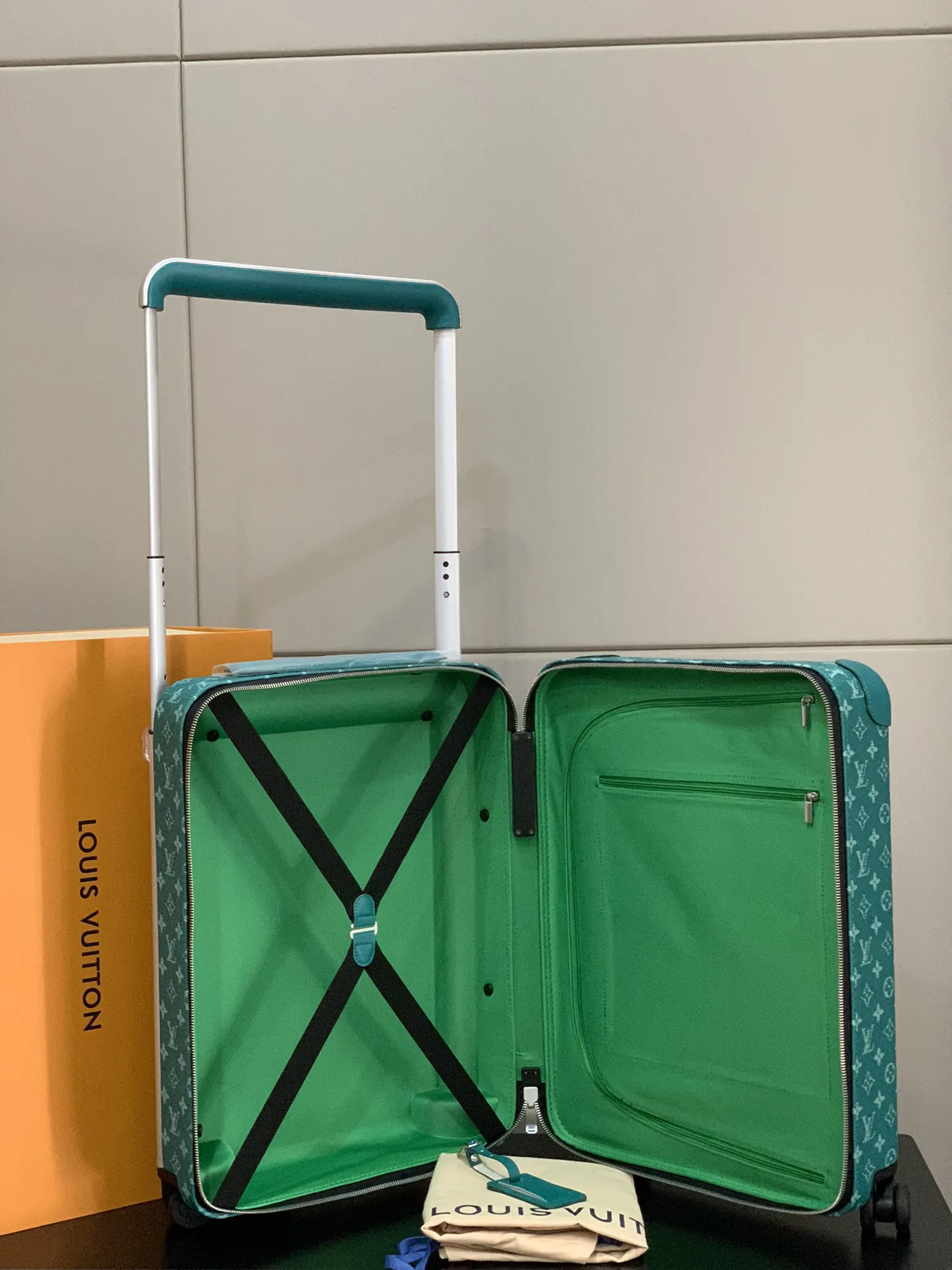 灰色 银色 拉杆真皮包裹 行李箱 旅行拉杆款 轻便出行款