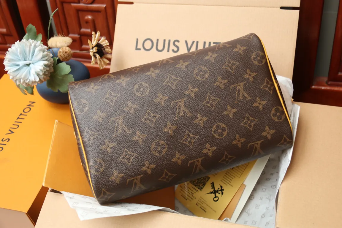 LV 老花 牛皮 皮质宽手柄可舒适提携 亦可置于挂钩上 实乃不可或缺的 化妆包 便携收纳款