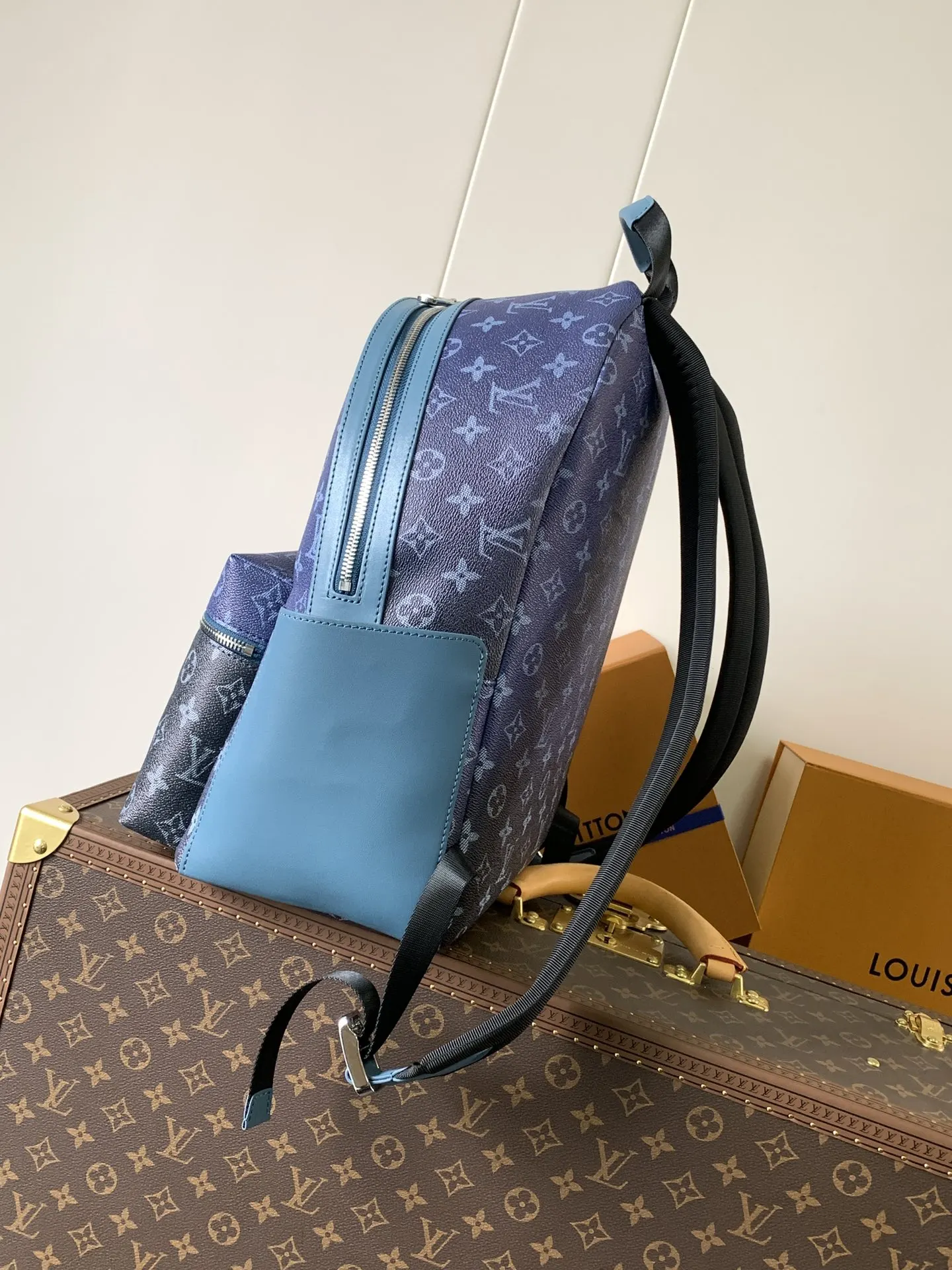 牛皮 外袋 拉链前袋和开口侧袋方便取放物品 内袋确保收納井 雙肩包 实用雙肩款
