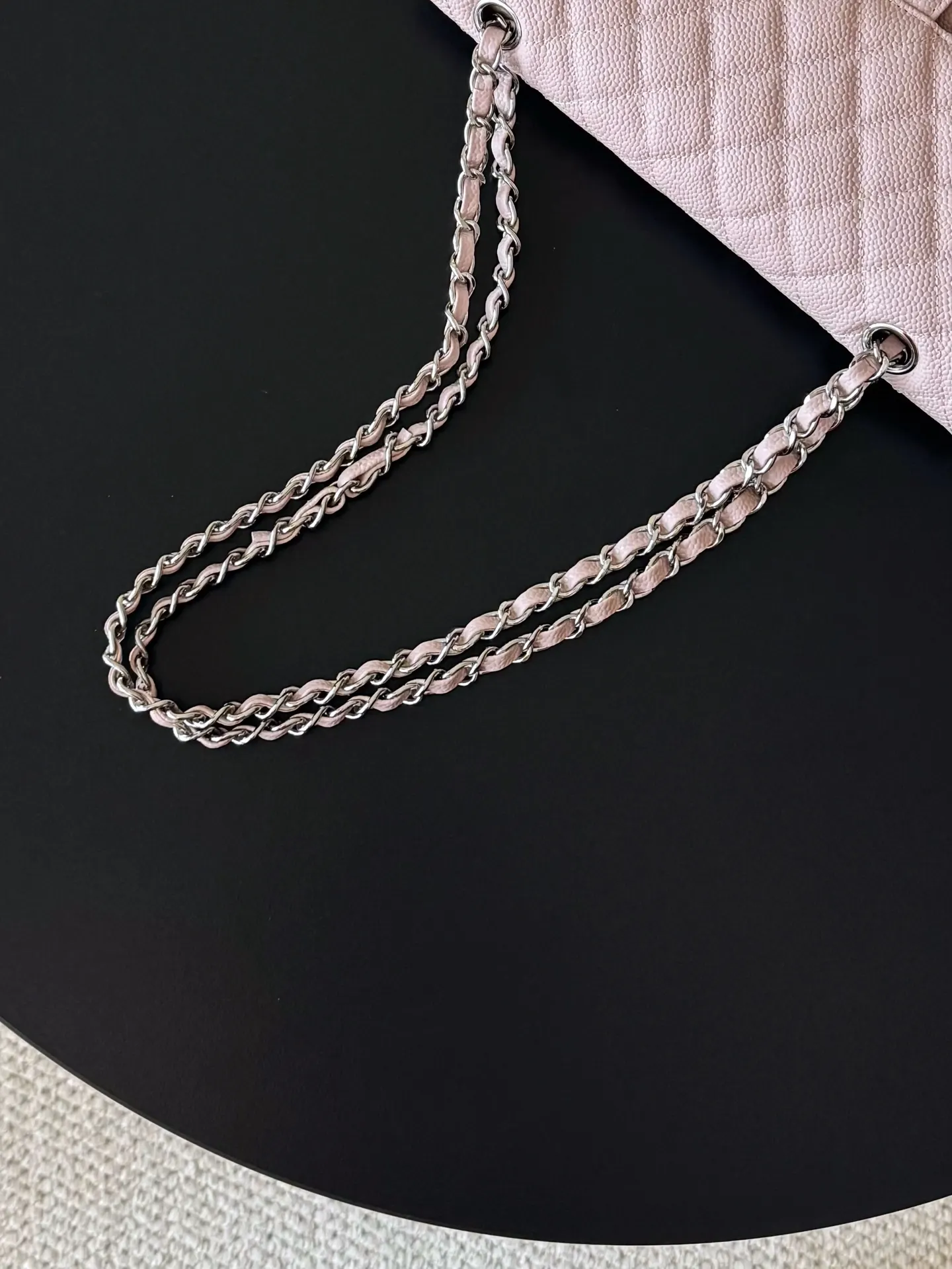 Chanel 粉色鱼子酱牛皮翻盖链条包 金扣