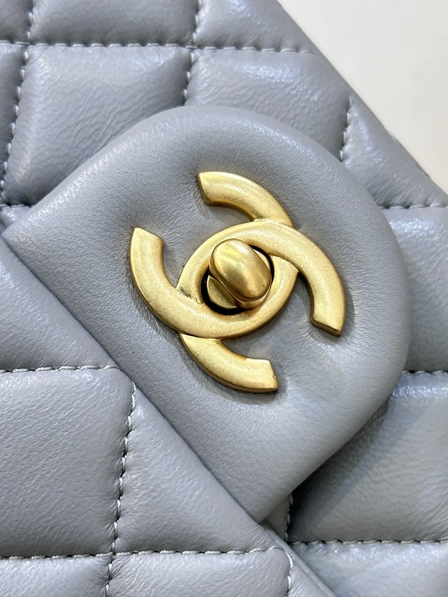 CHANEL 紫色牛皮翻盖链条包 金扣款